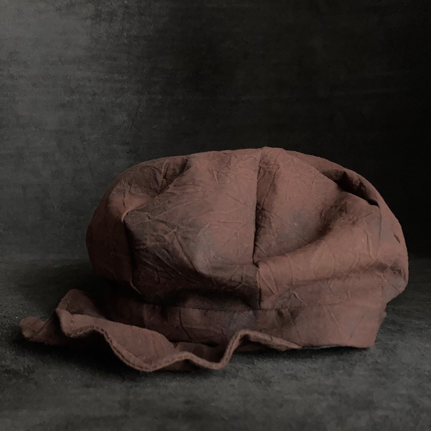 Dark persimmon dye wrinkled casquette