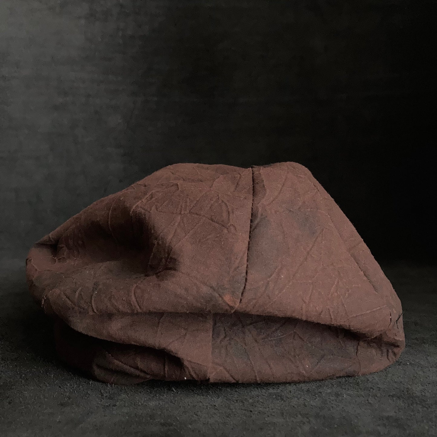 Dark persimmon dye wrinkled casquette