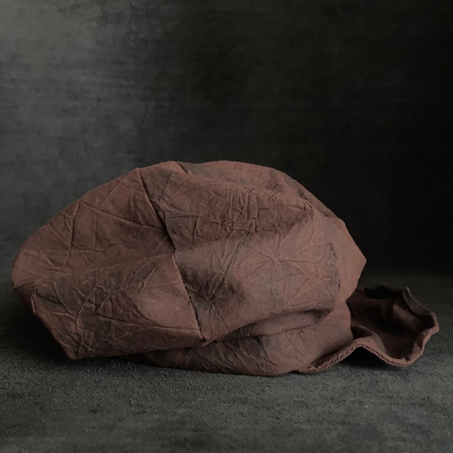 Dark persimmon dye wrinkled casquette