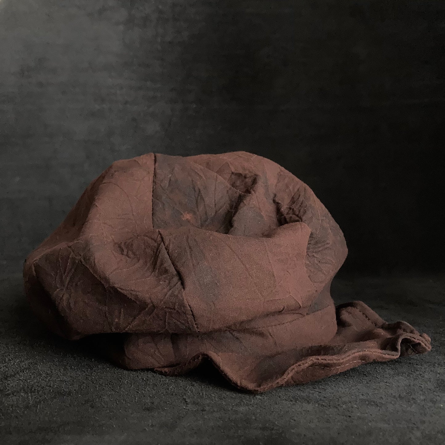 Dark persimmon dye wrinkled casquette