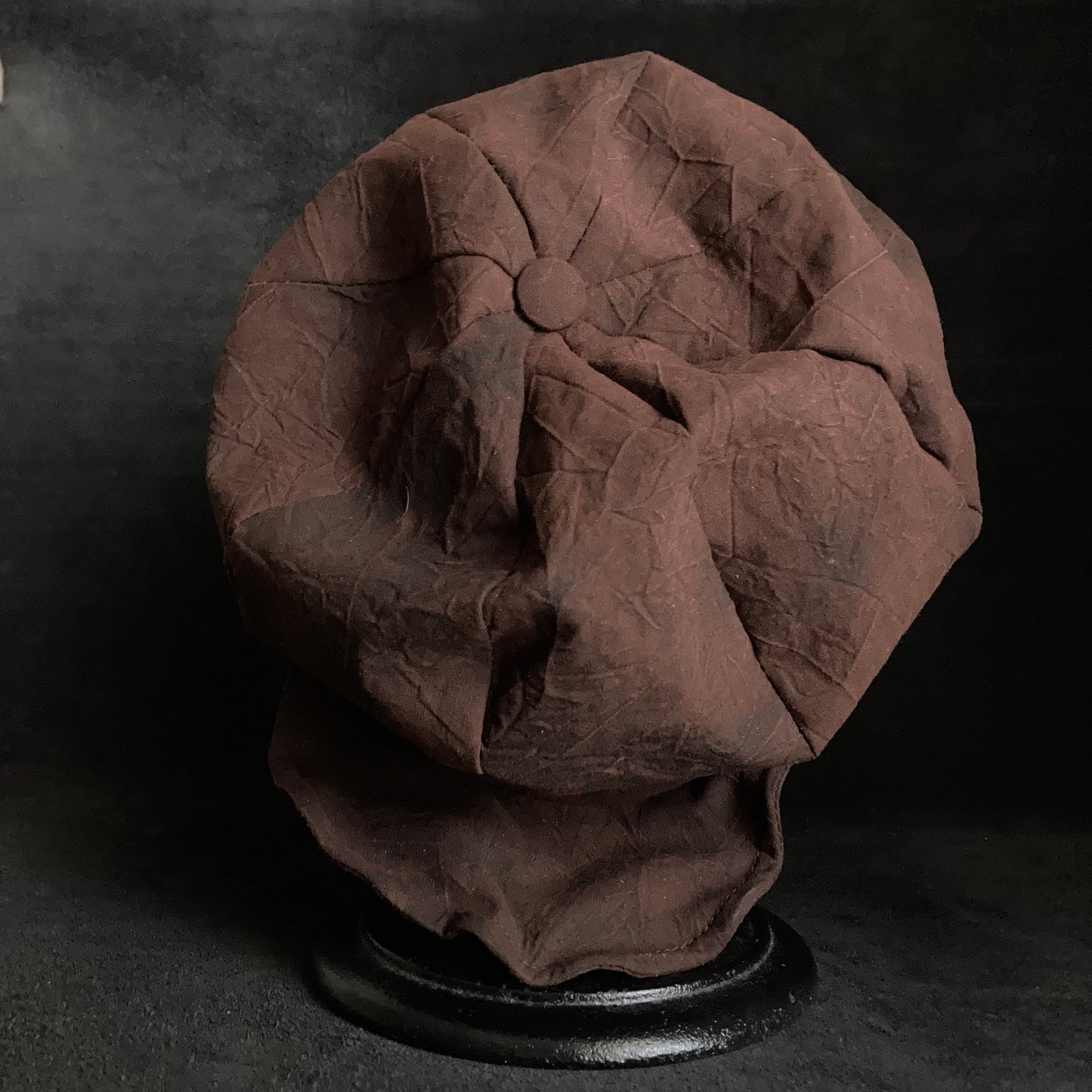 Dark persimmon dye wrinkled casquette