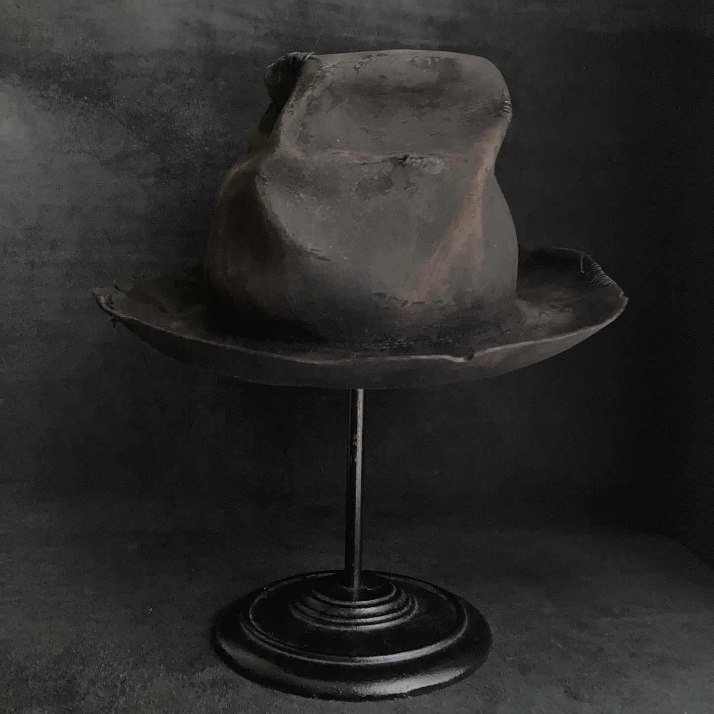 Hand shape crushed hi-fedora hat
