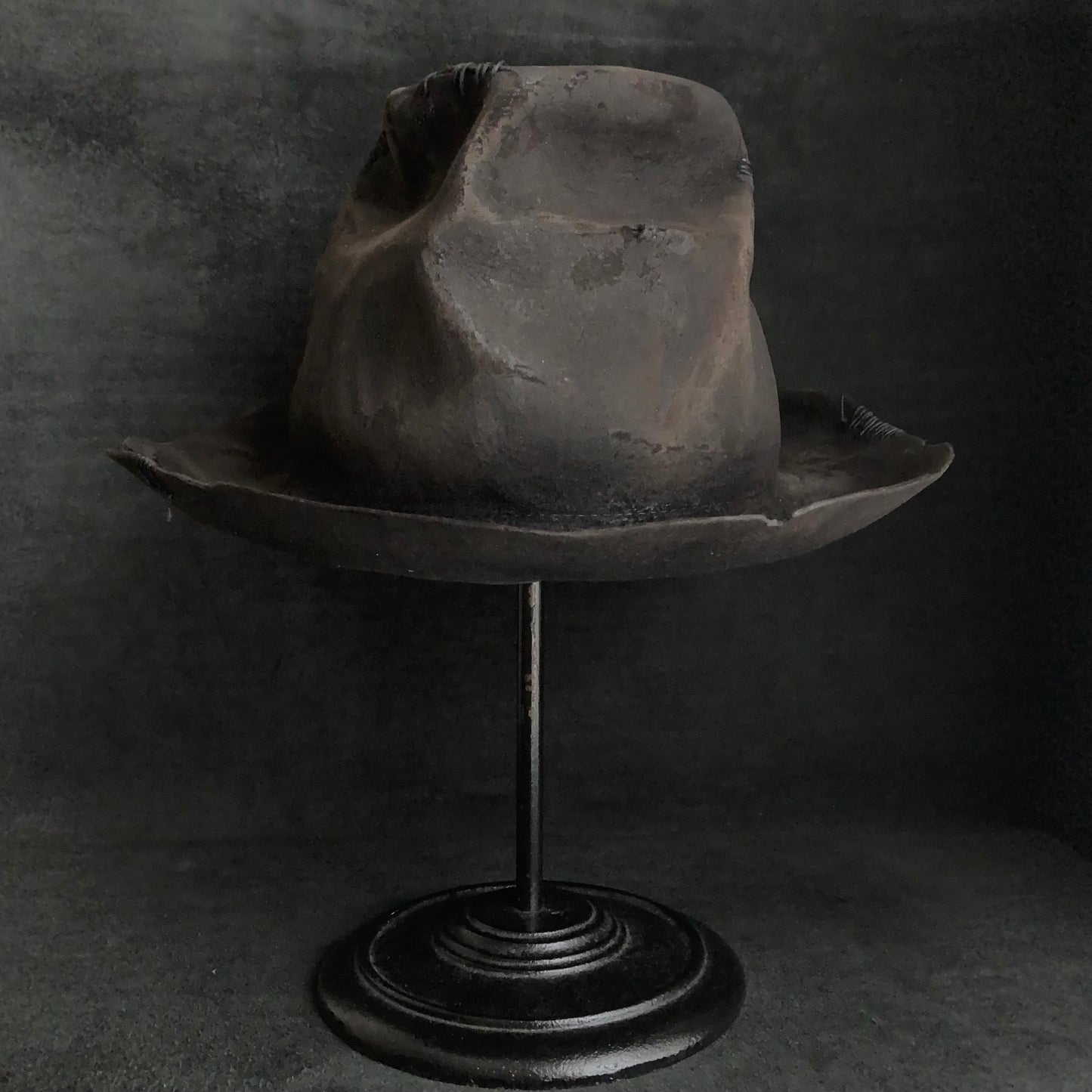 Hand shape crushed hi-fedora hat