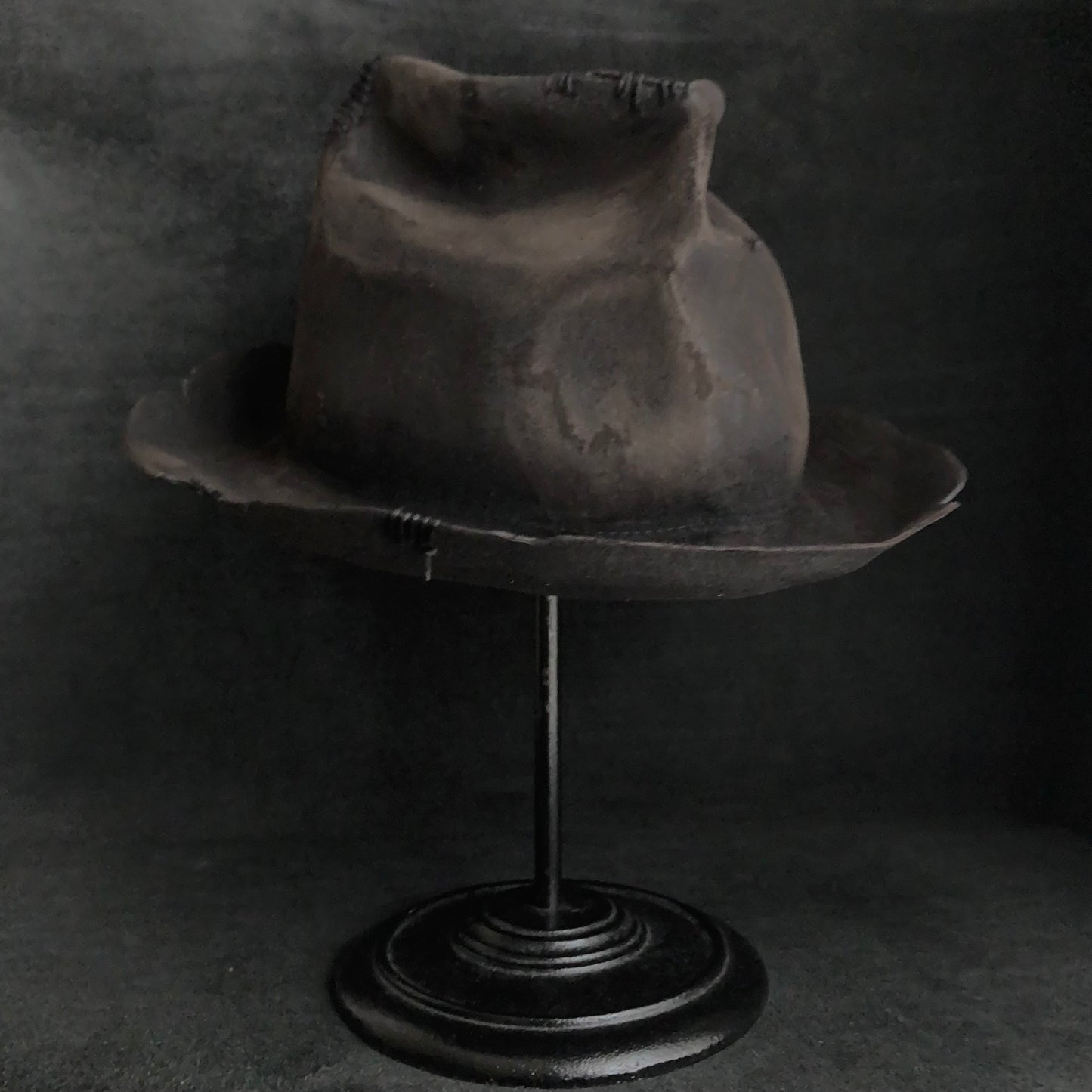 Hand shape crushed hi-fedora hat