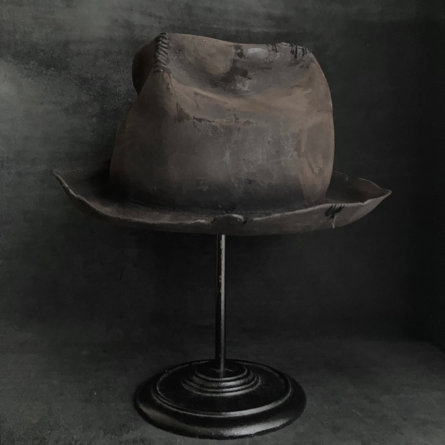 Hand shape crushed hi-fedora hat