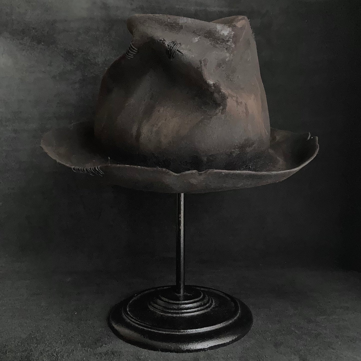 Hand shape crushed hi-fedora hat