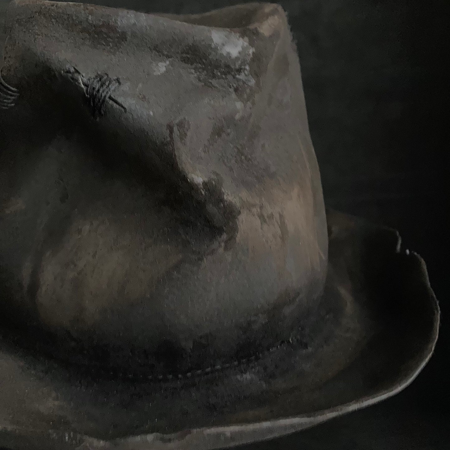 Hand shape crushed hi-fedora hat