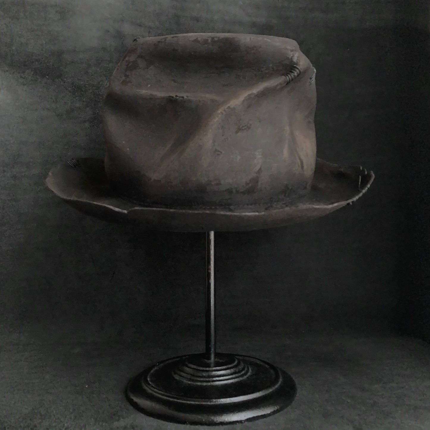 Hand shape crushed hi-fedora hat