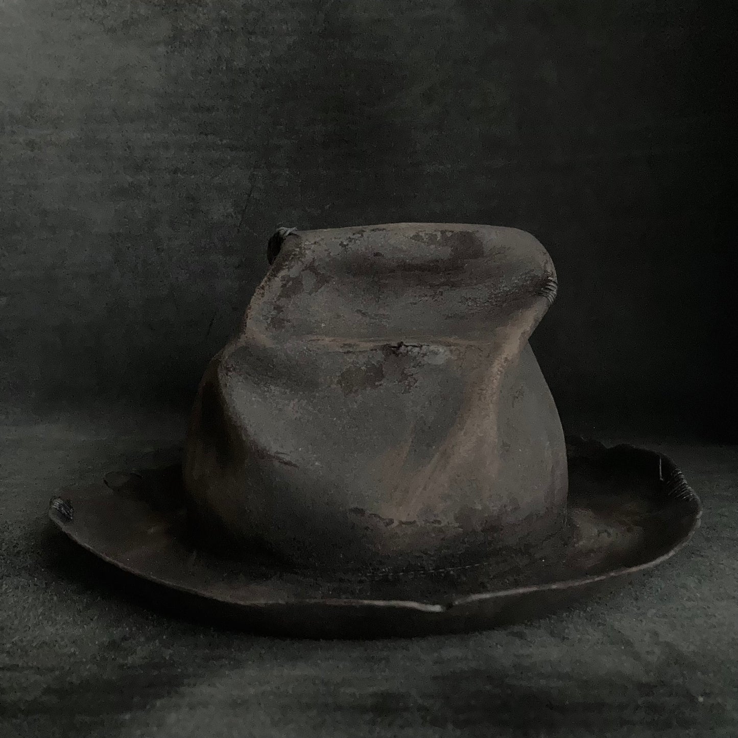 Hand shape crushed hi-fedora hat