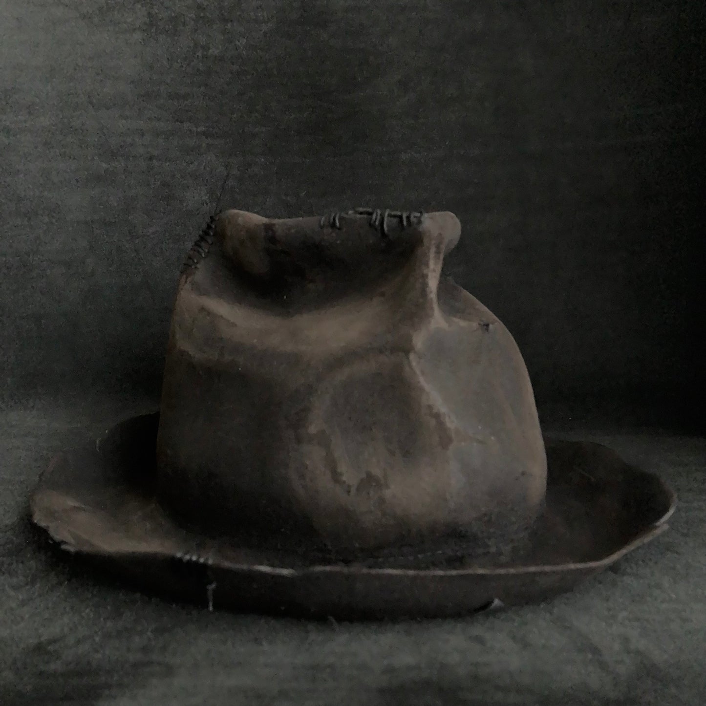 Hand shape crushed hi-fedora hat