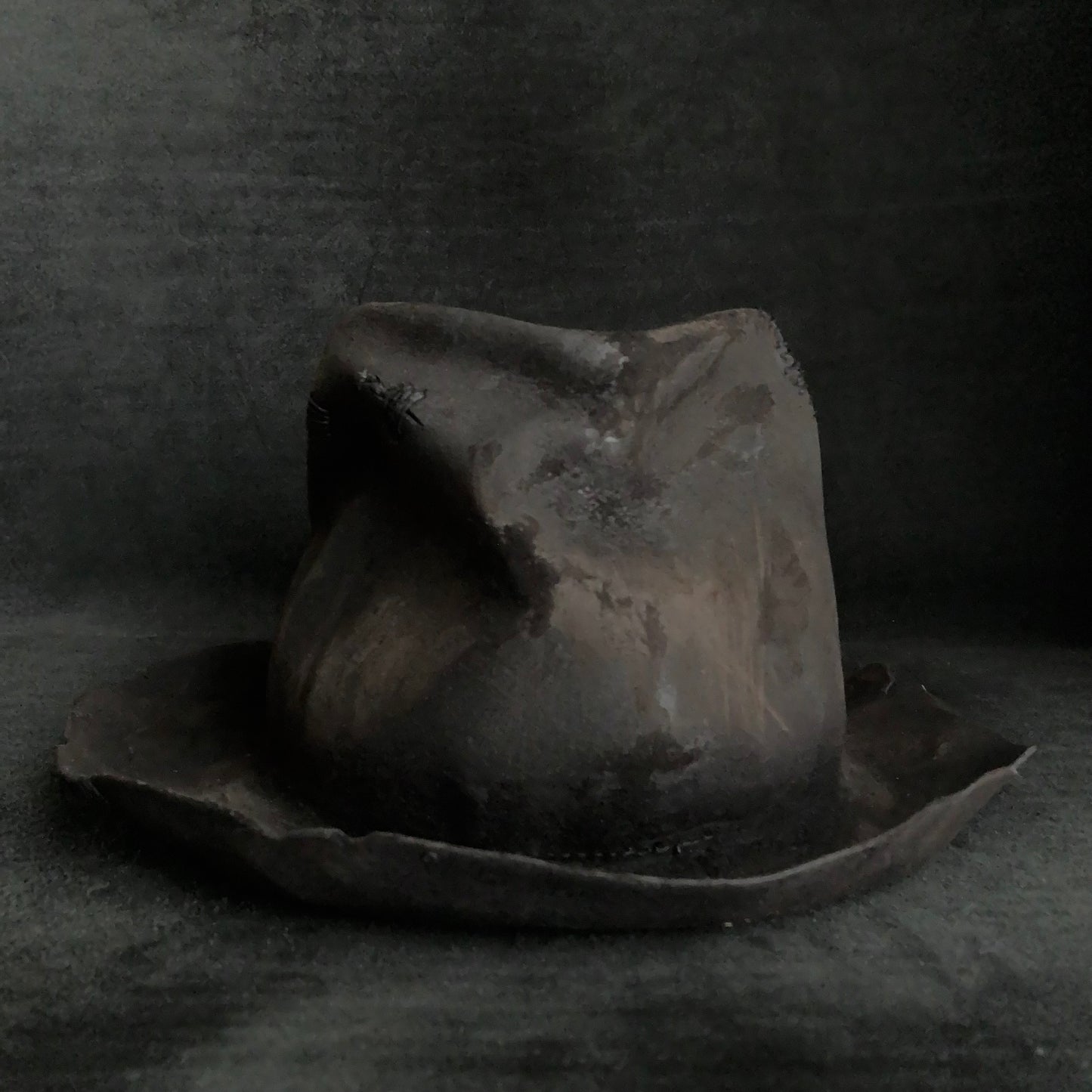 Hand shape crushed hi-fedora hat