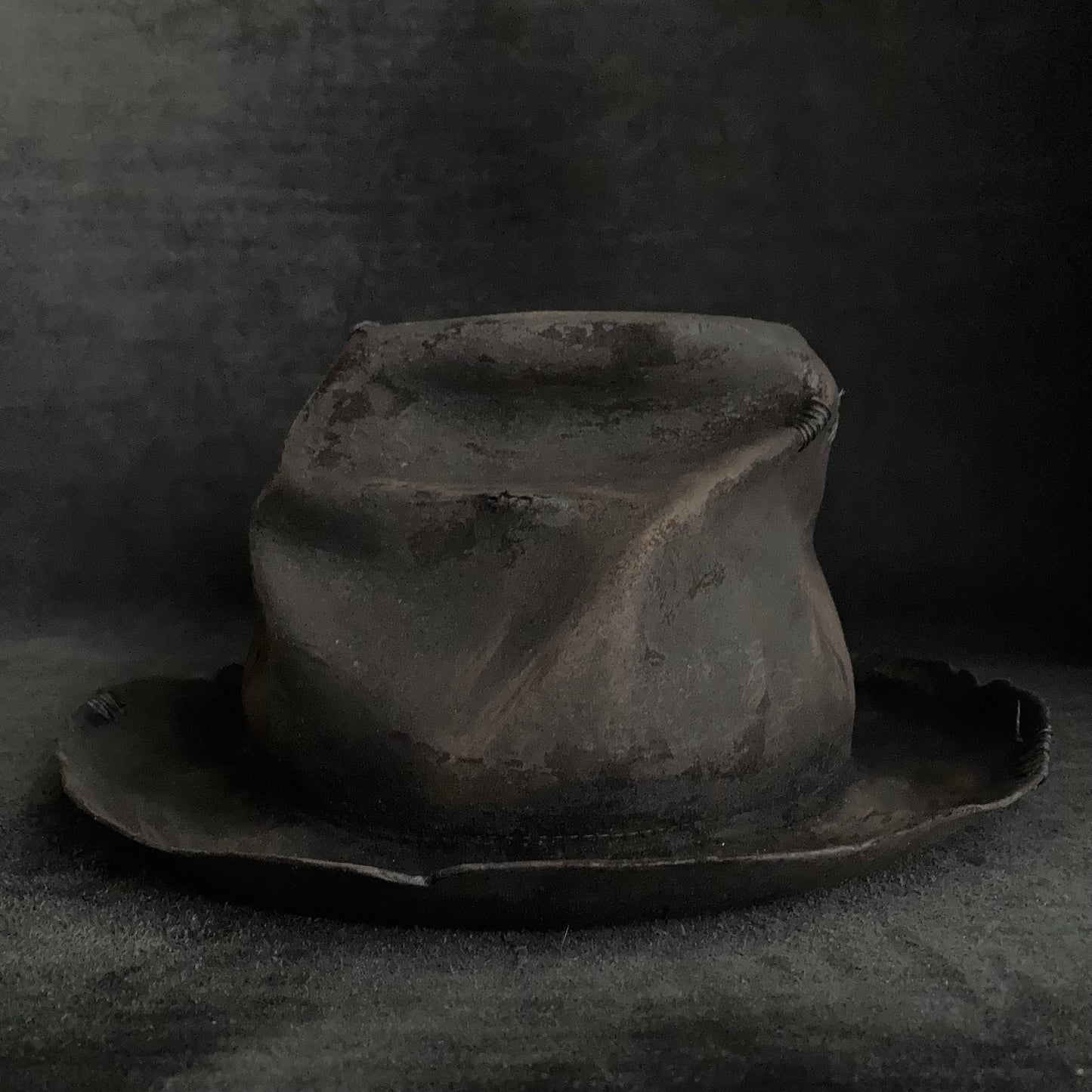 Hand shape crushed hi-fedora hat