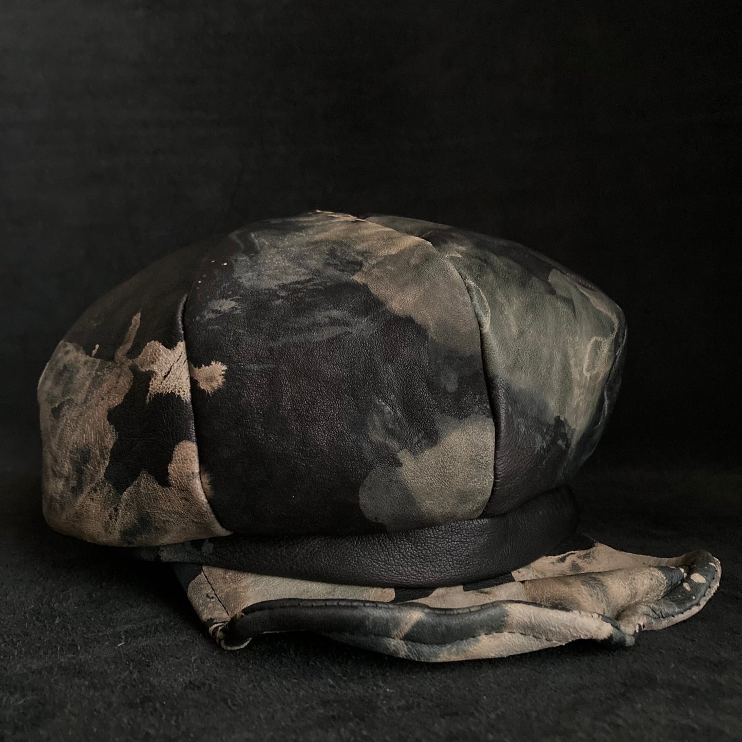 Splattering change color leather casquette
