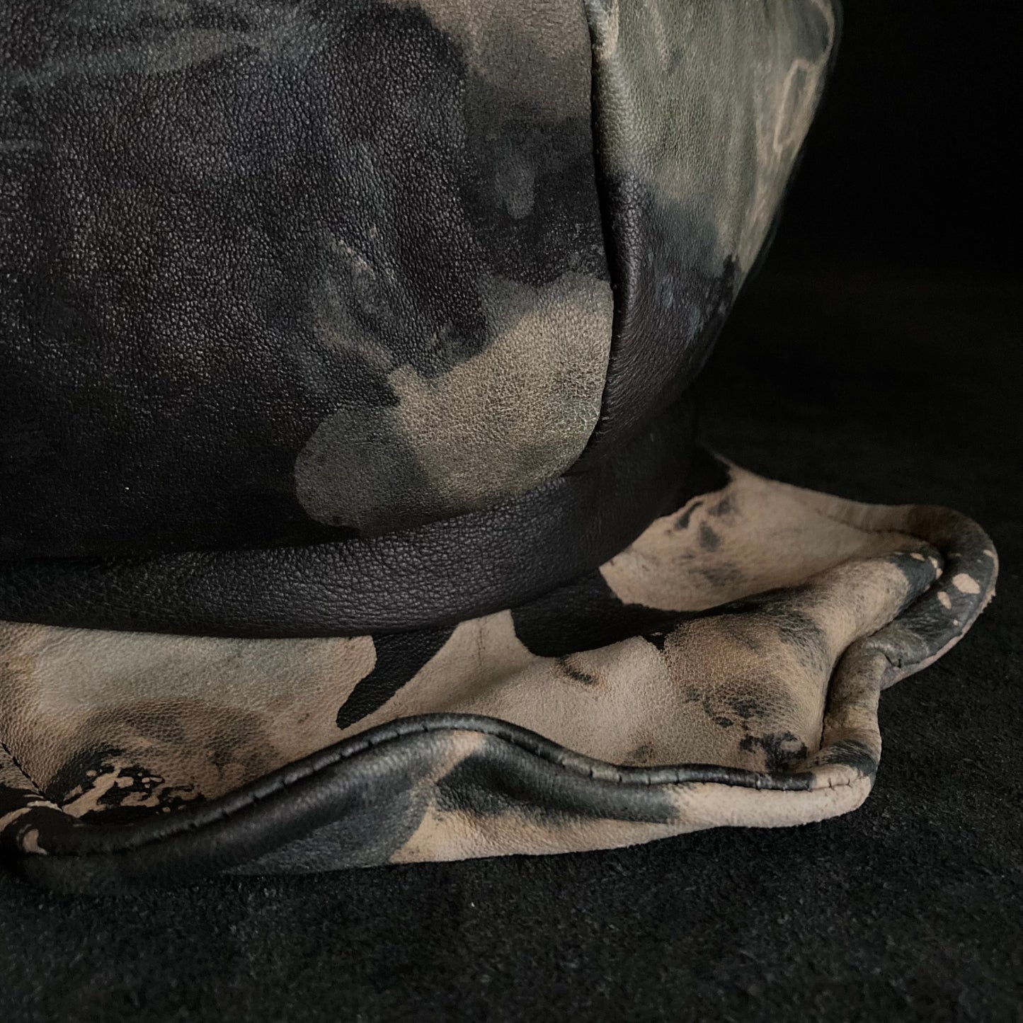 Splattering change color leather casquette