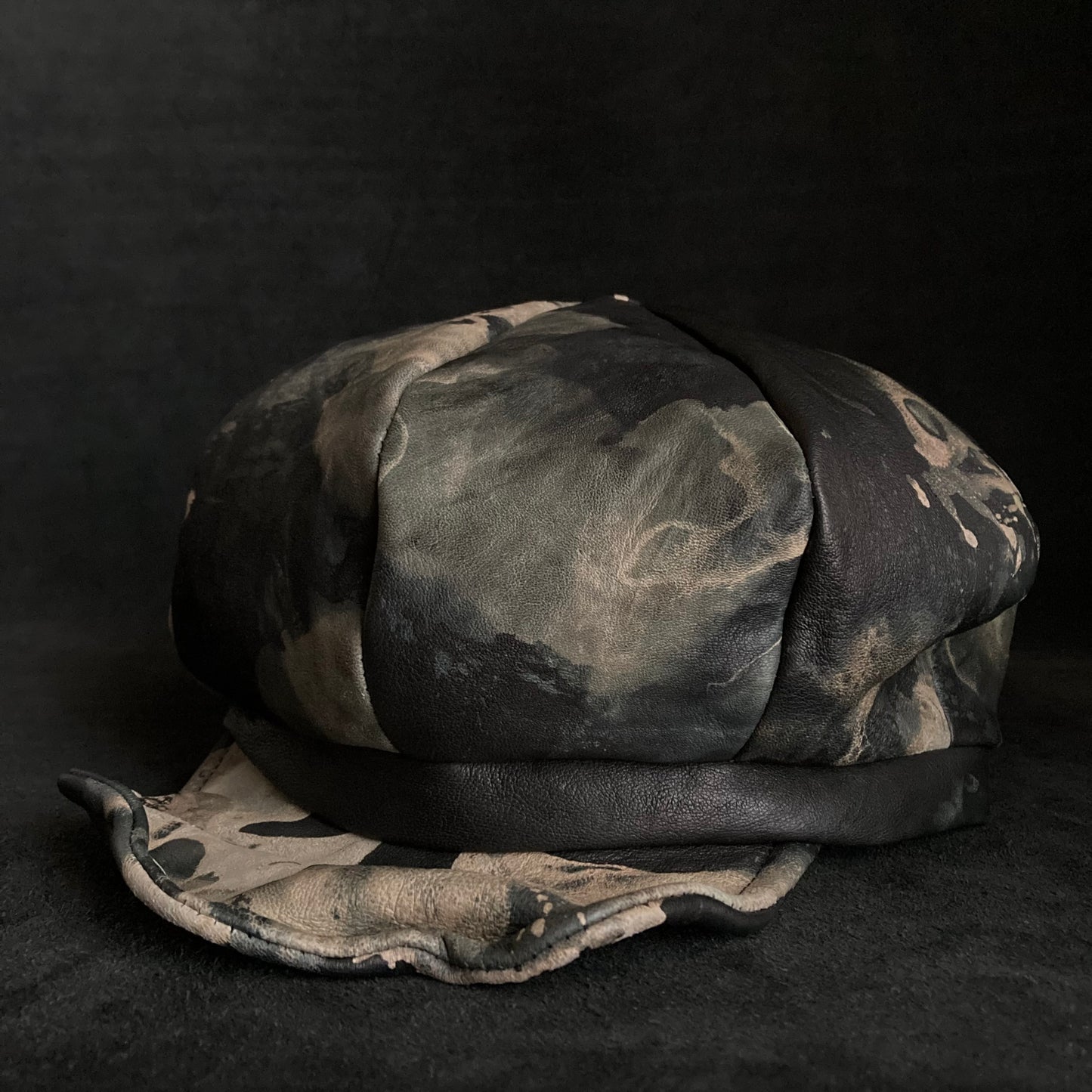 Splattering change color leather casquette