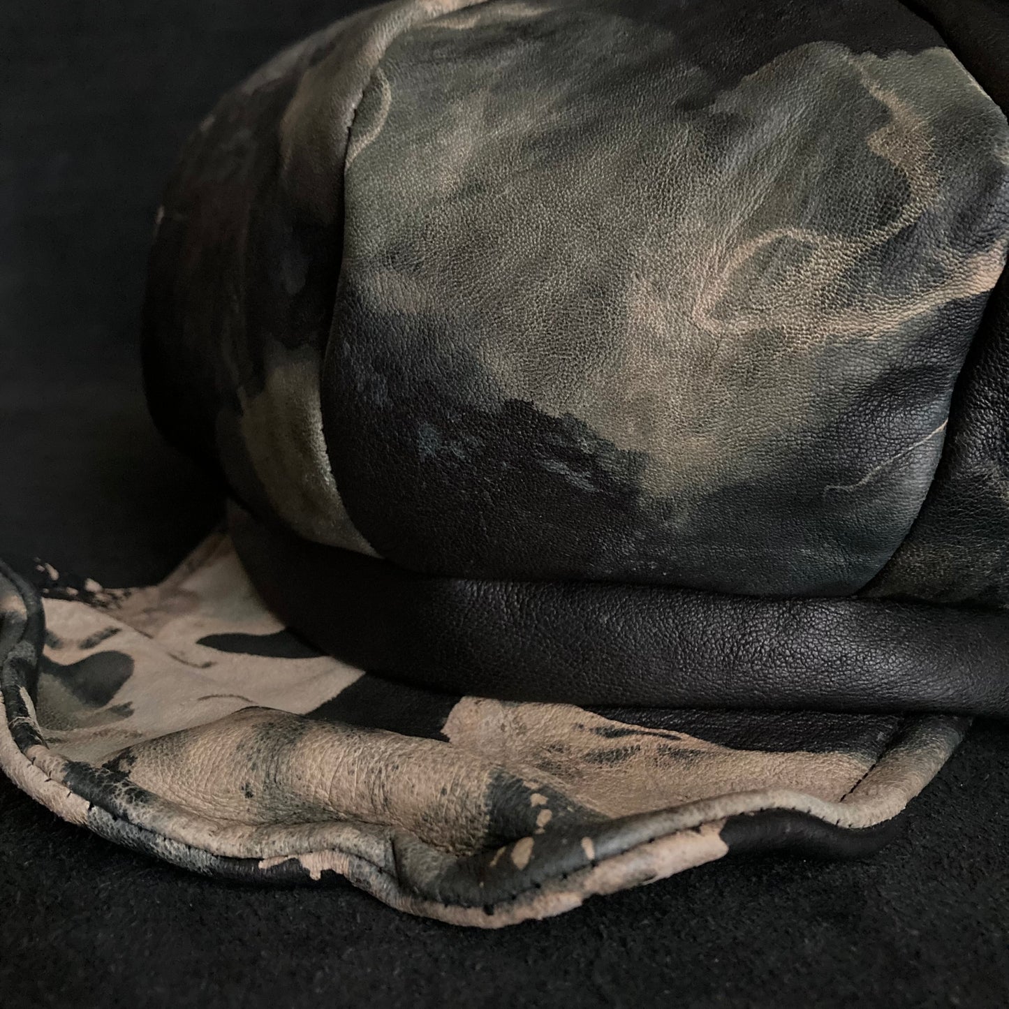 Splattering change color leather casquette