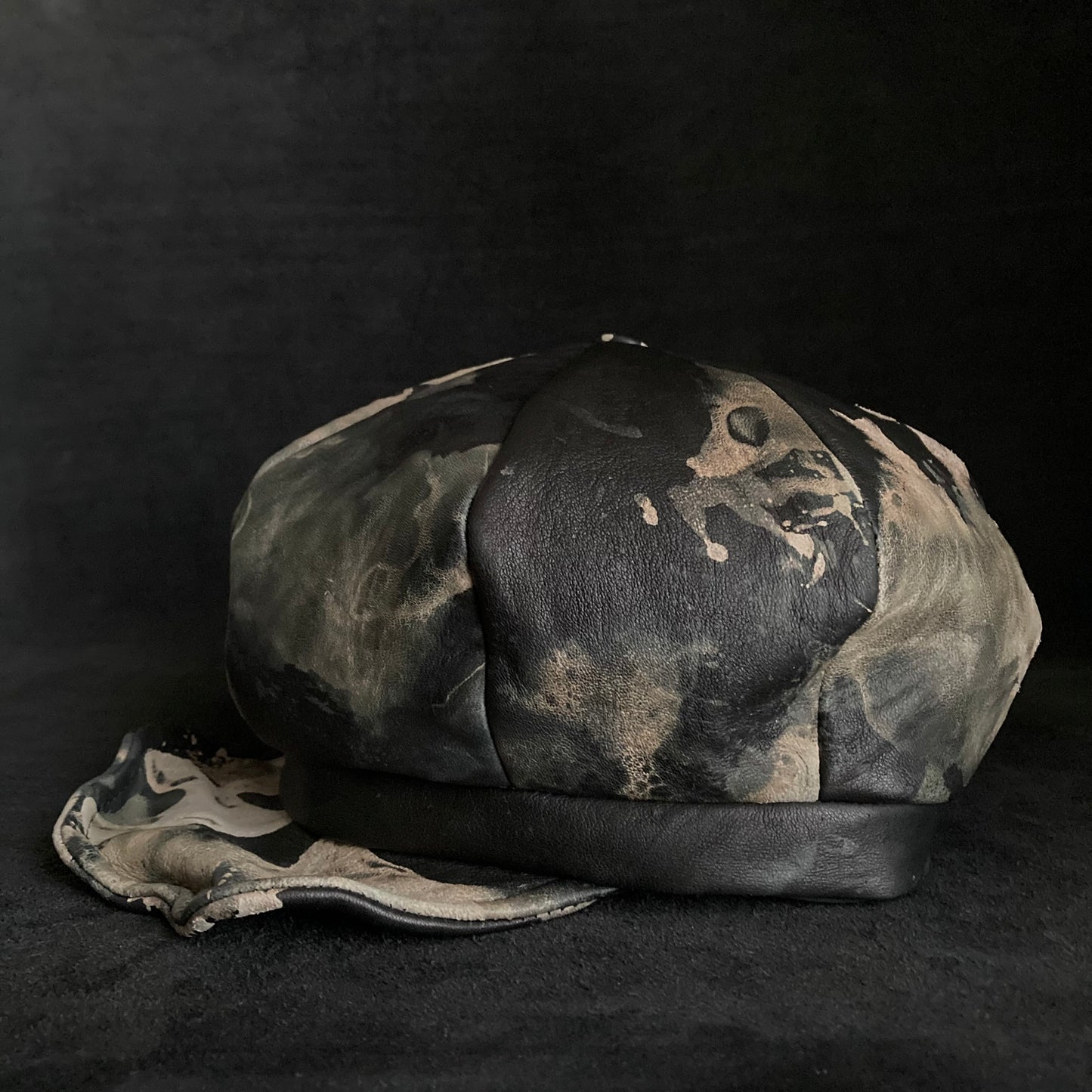 Splattering change color leather casquette