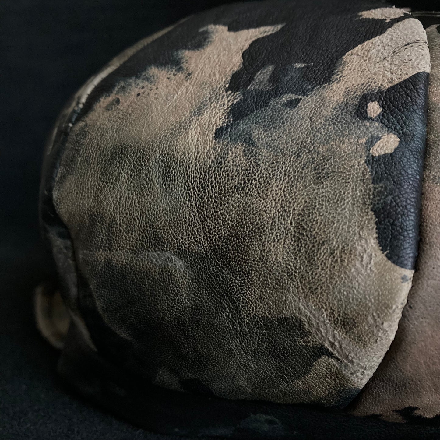 Splattering change color leather casquette