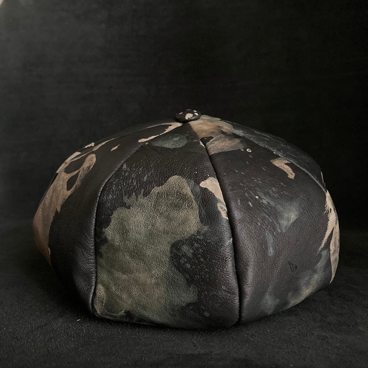 Splattering change color leather casquette