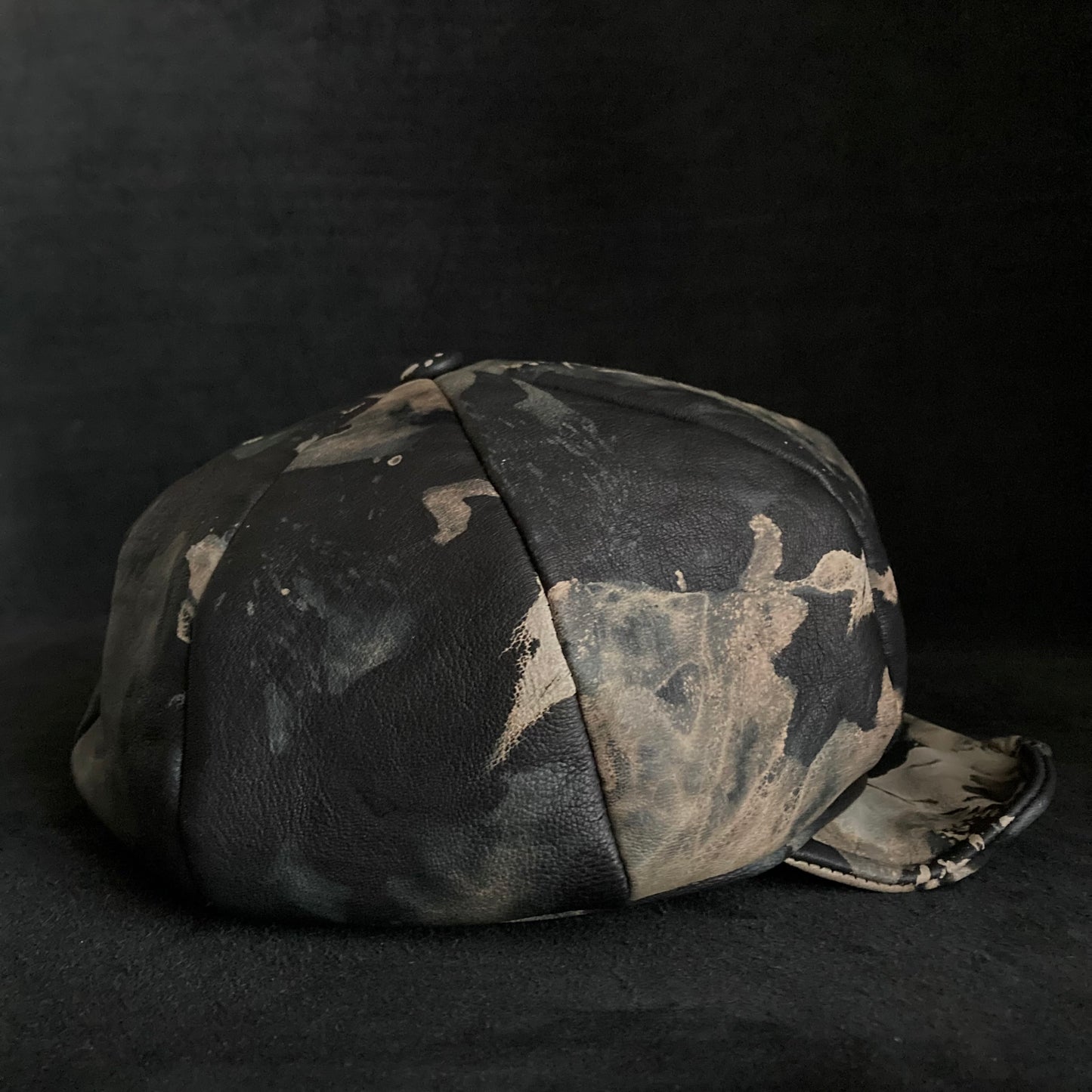 Splattering change color leather casquette