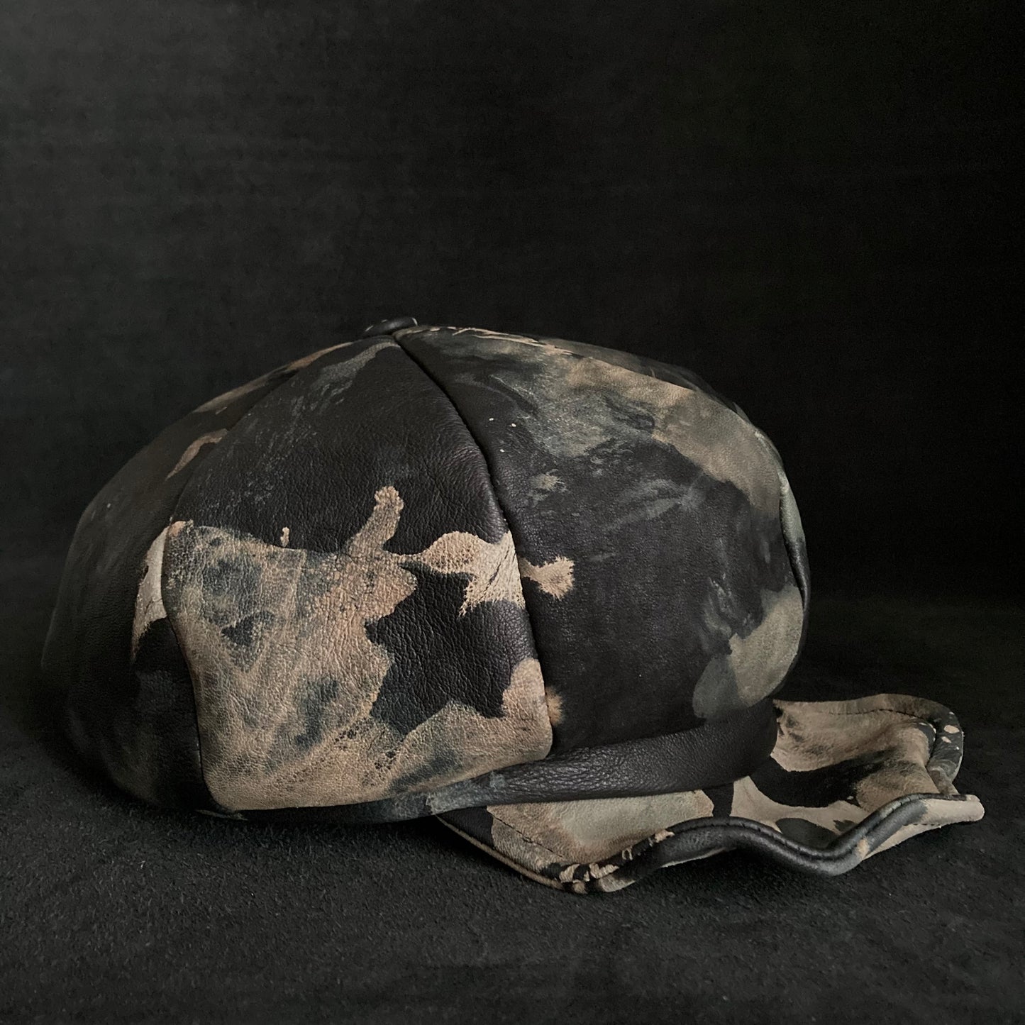 Splattering change color leather casquette