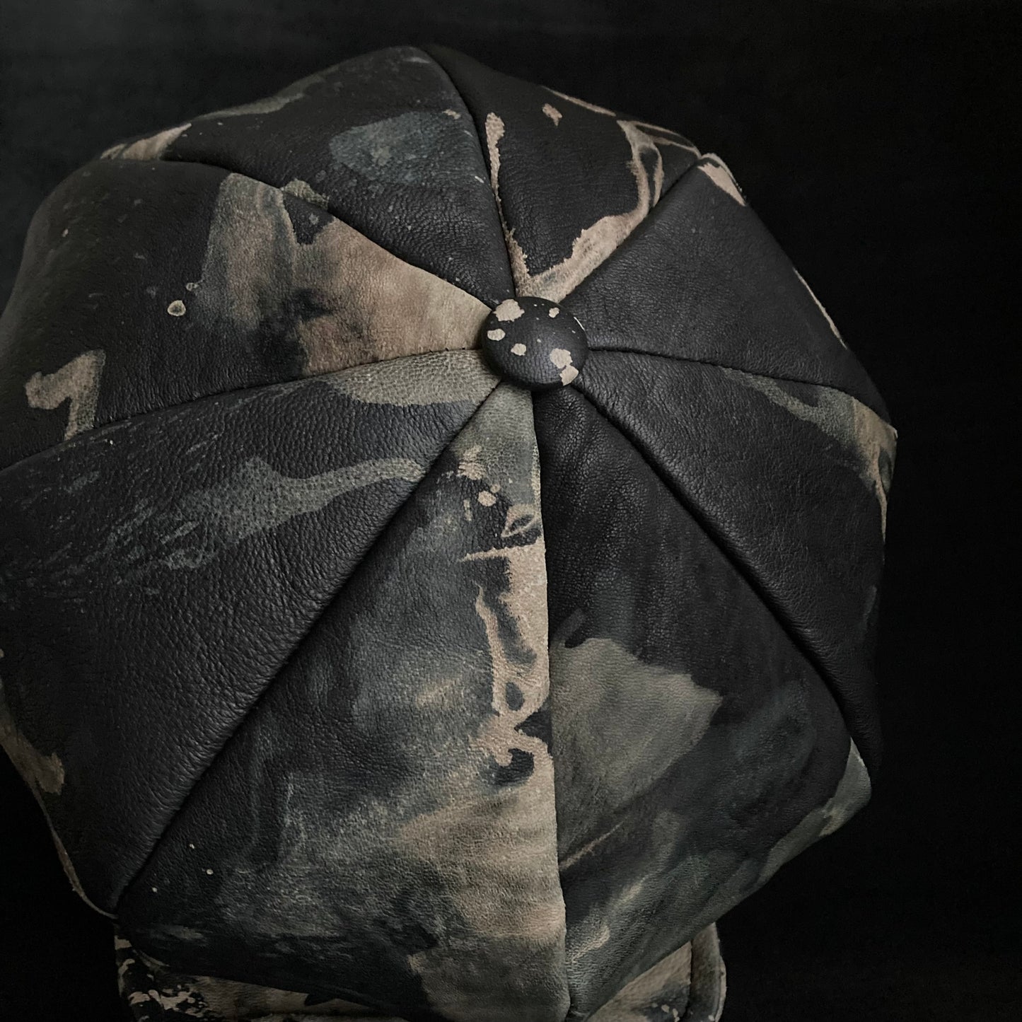 Splattering change color leather casquette