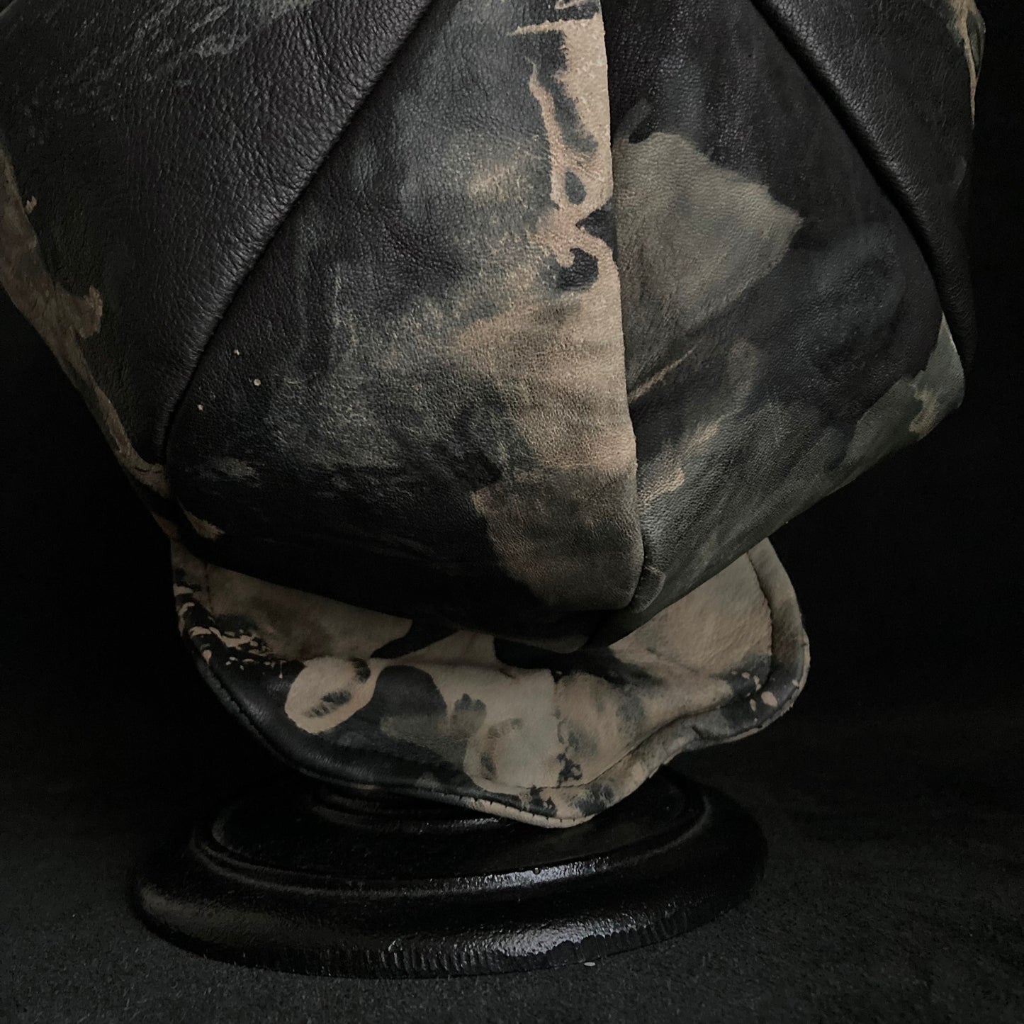 Splattering change color leather casquette