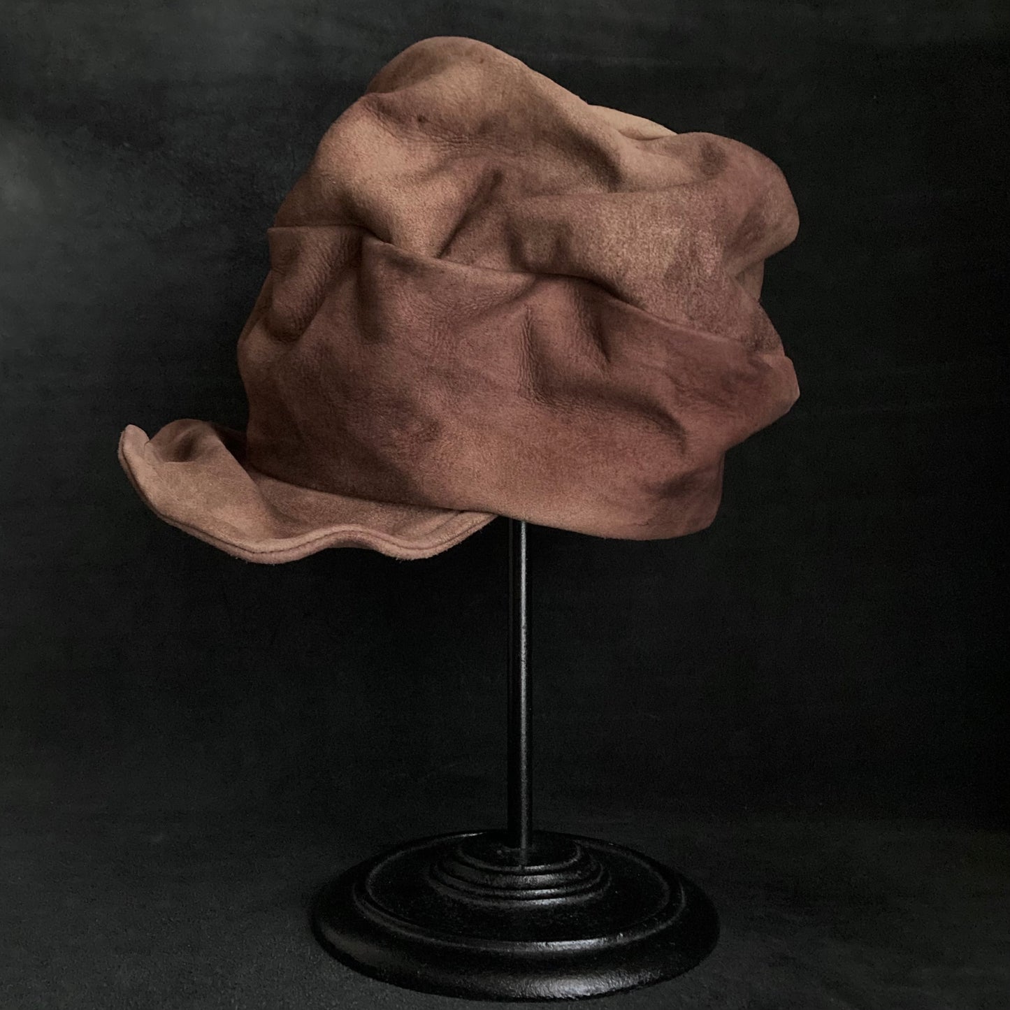 Burned uneven dyeing brown leather turn cap