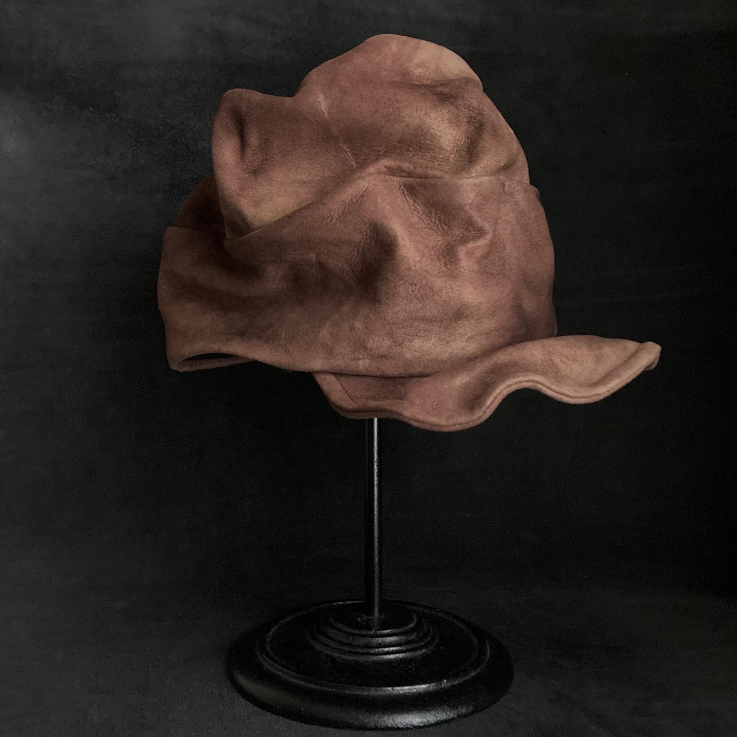 Burned uneven dyeing brown leather turn cap