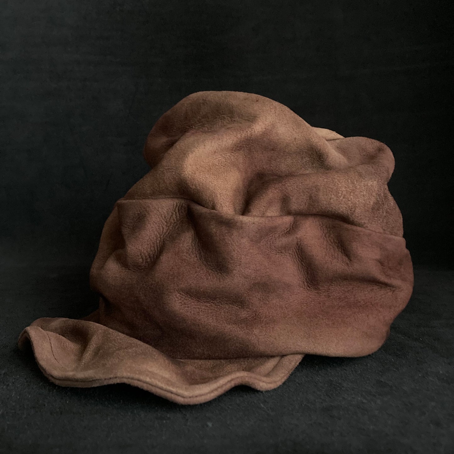 Burned uneven dyeing brown leather turn cap