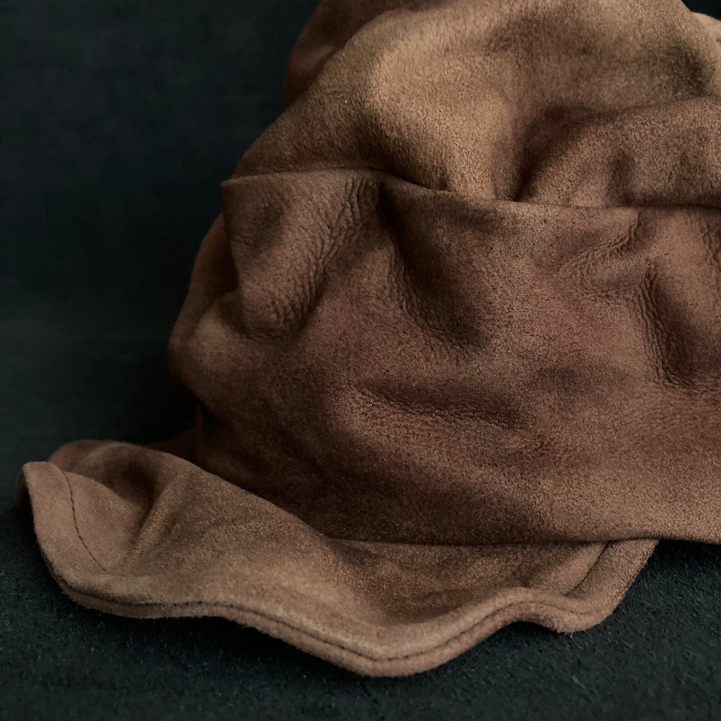 Burned uneven dyeing brown leather turn cap