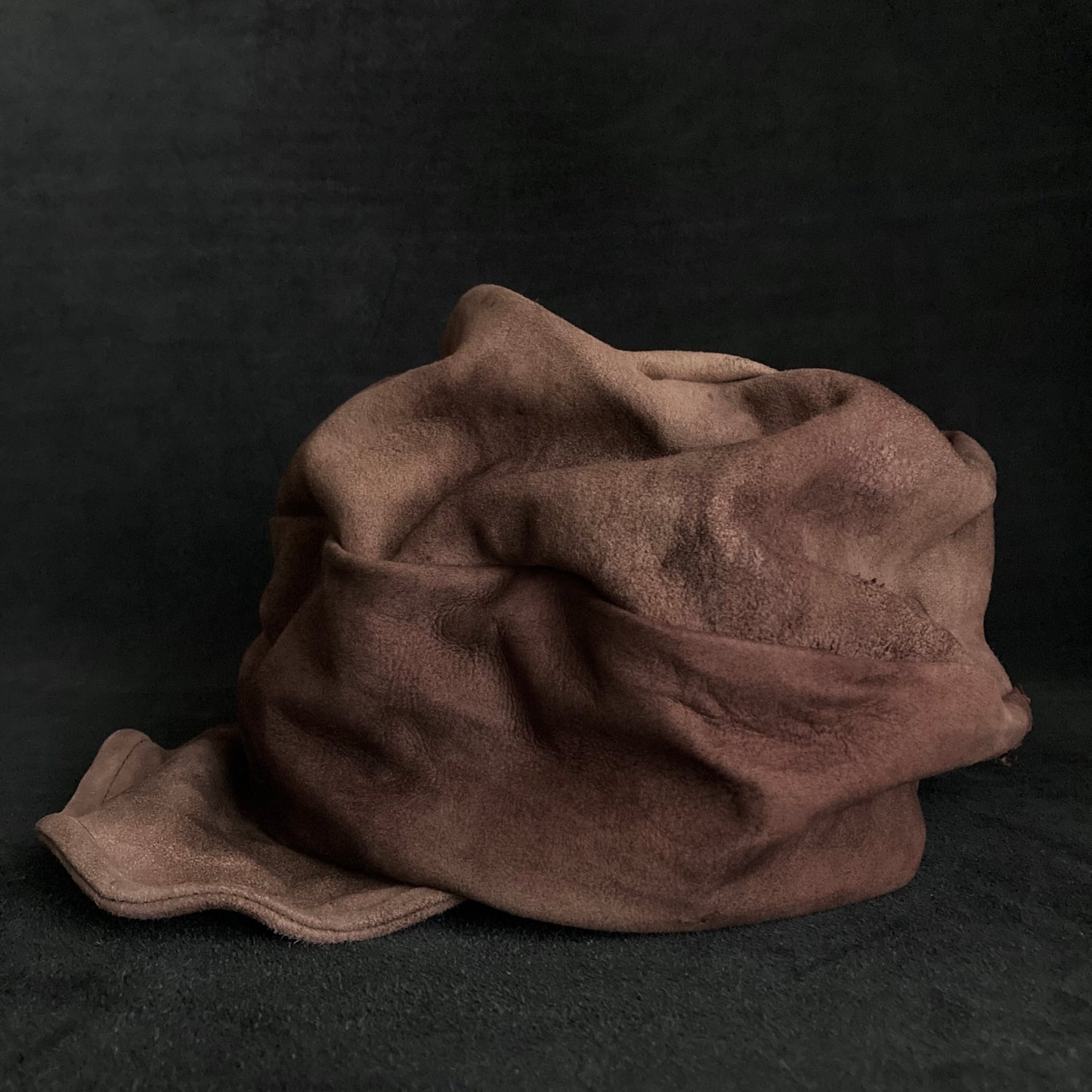 Burned uneven dyeing brown leather turn cap