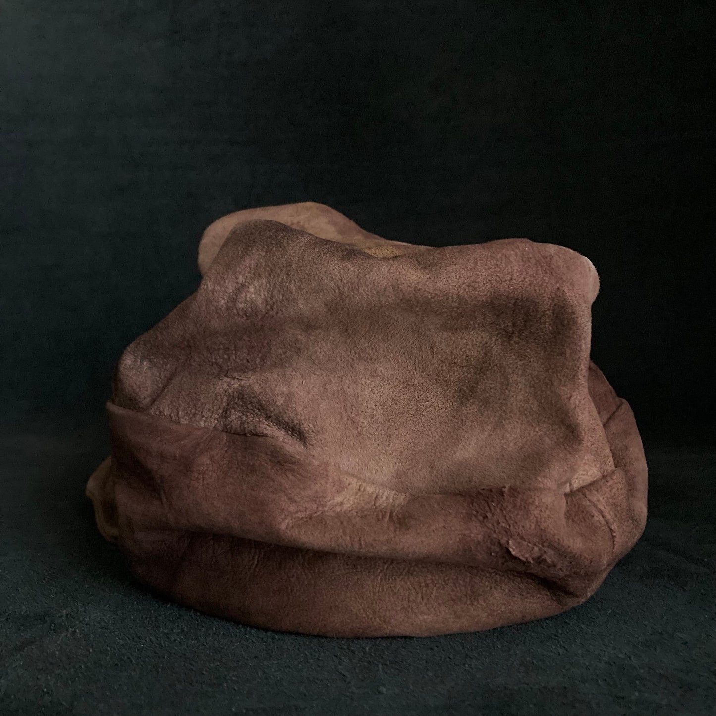 Burned uneven dyeing brown leather turn cap