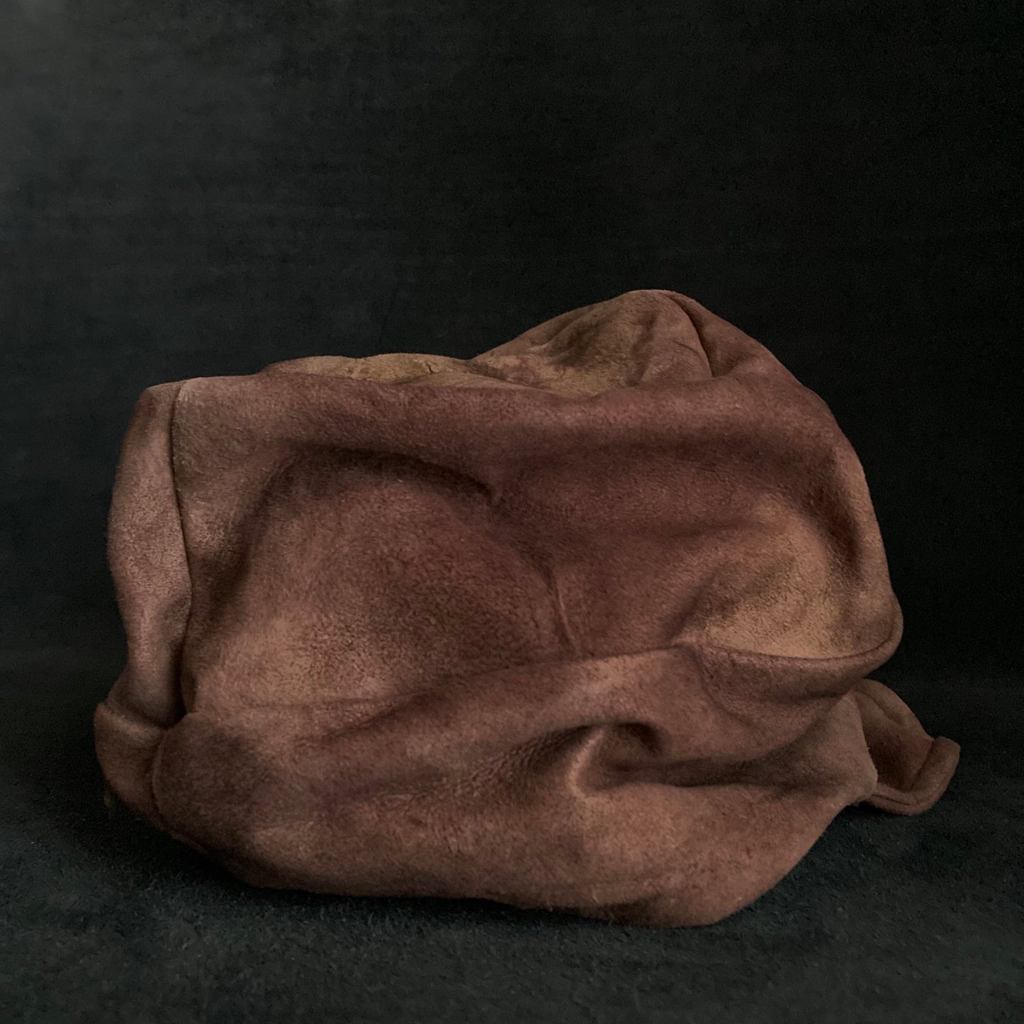 Burned uneven dyeing brown leather turn cap