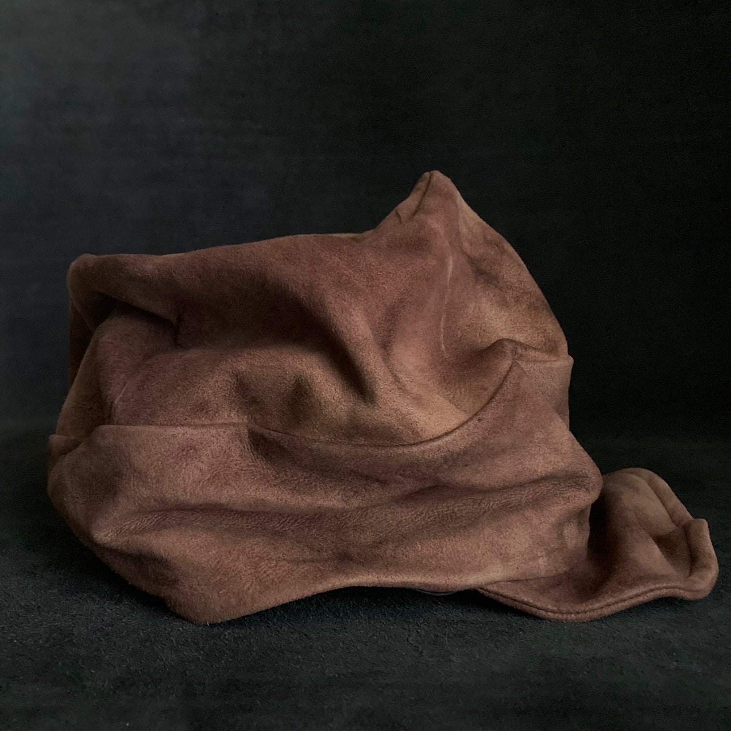 Burned uneven dyeing brown leather turn cap