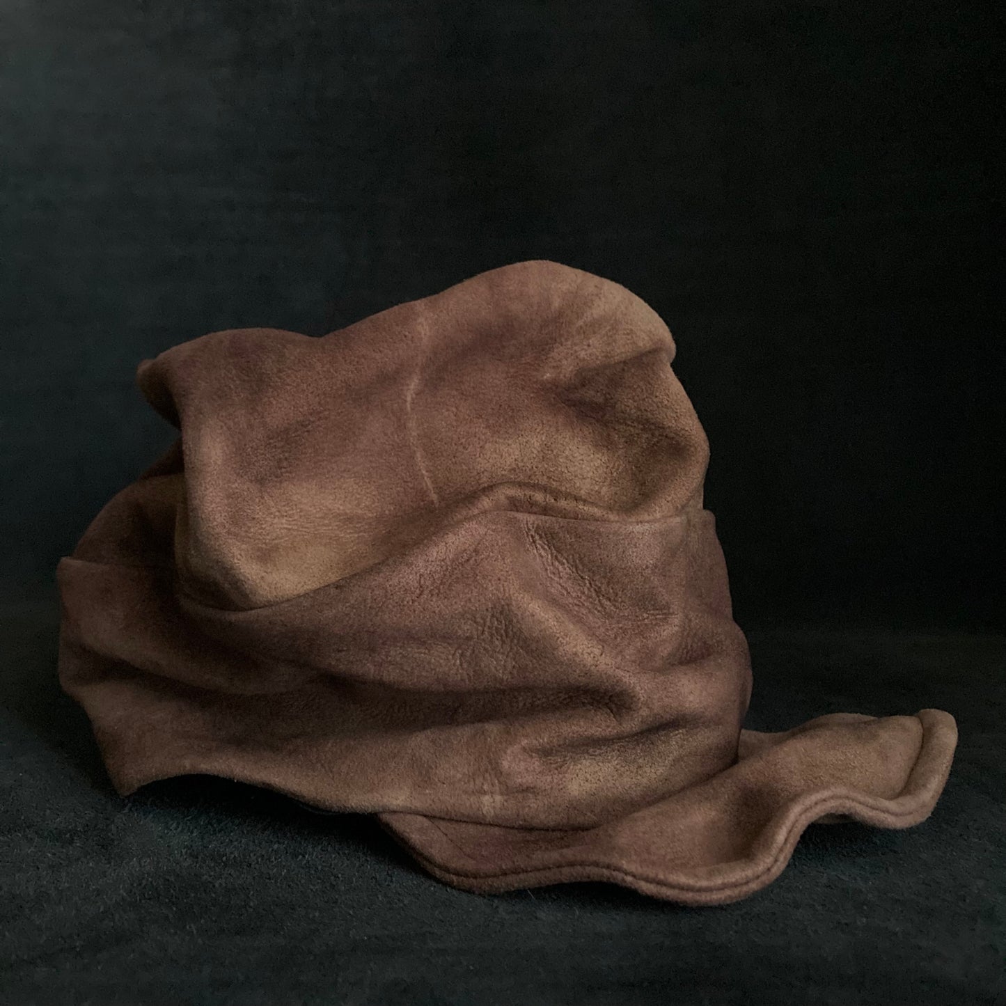 Burned uneven dyeing brown leather turn cap