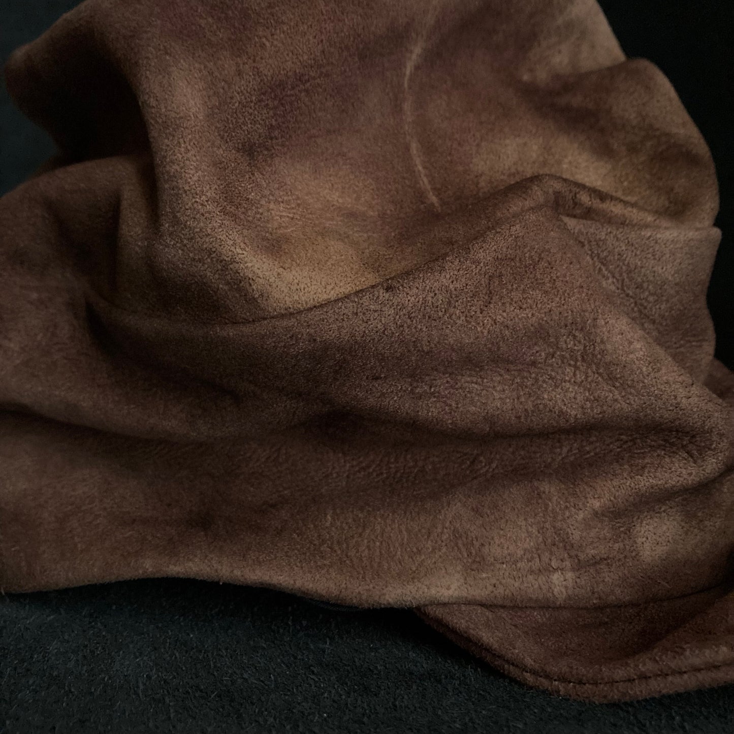 Burned uneven dyeing brown leather turn cap