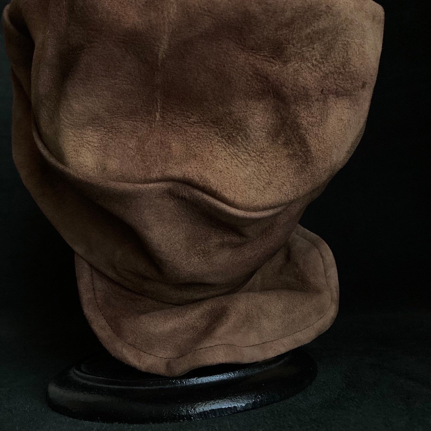 Burned uneven dyeing brown leather turn cap