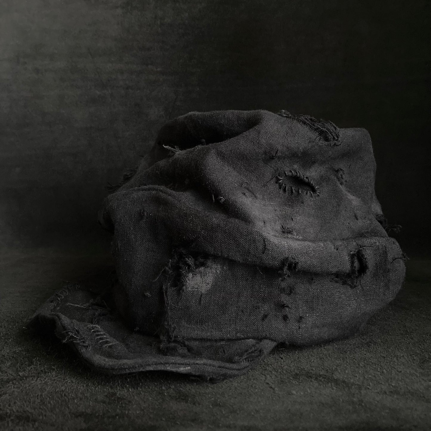 Black linen damage turn cap (brim core)