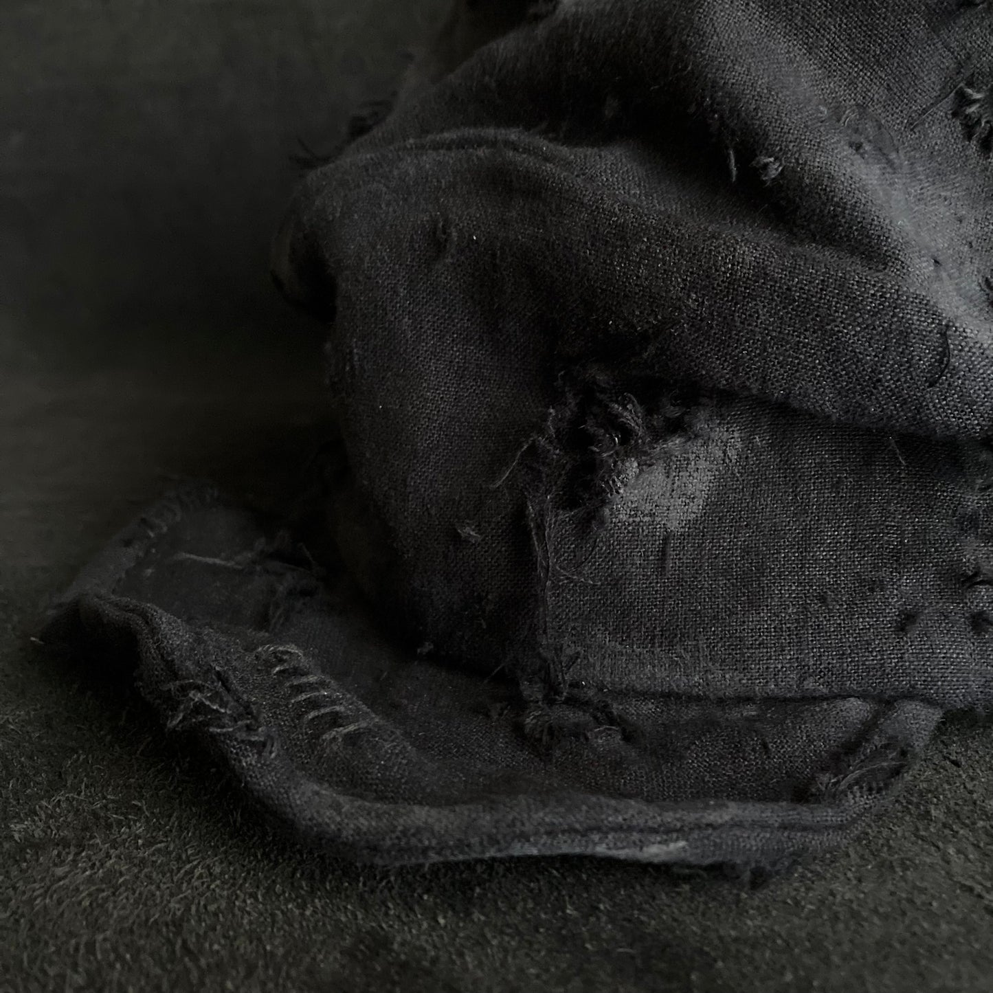 Black linen damage turn cap (brim core)