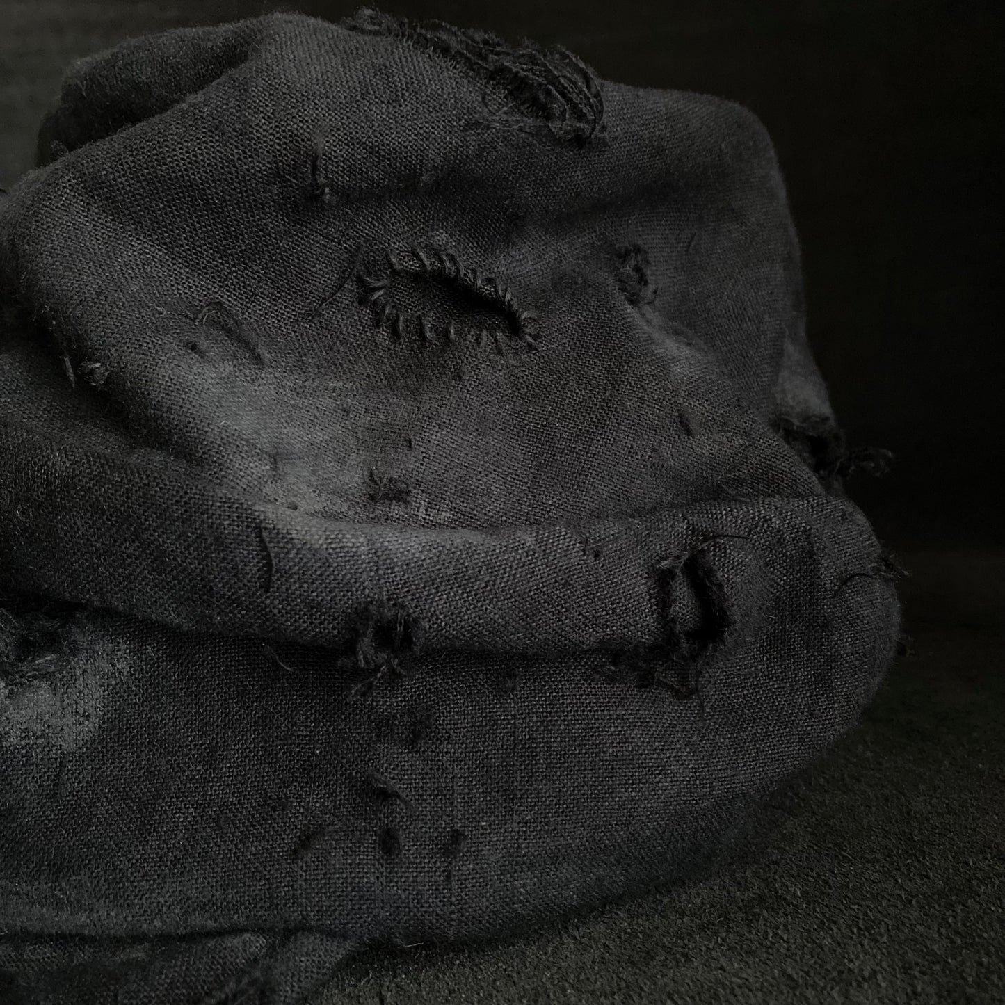 Black linen damage turn cap (brim core)