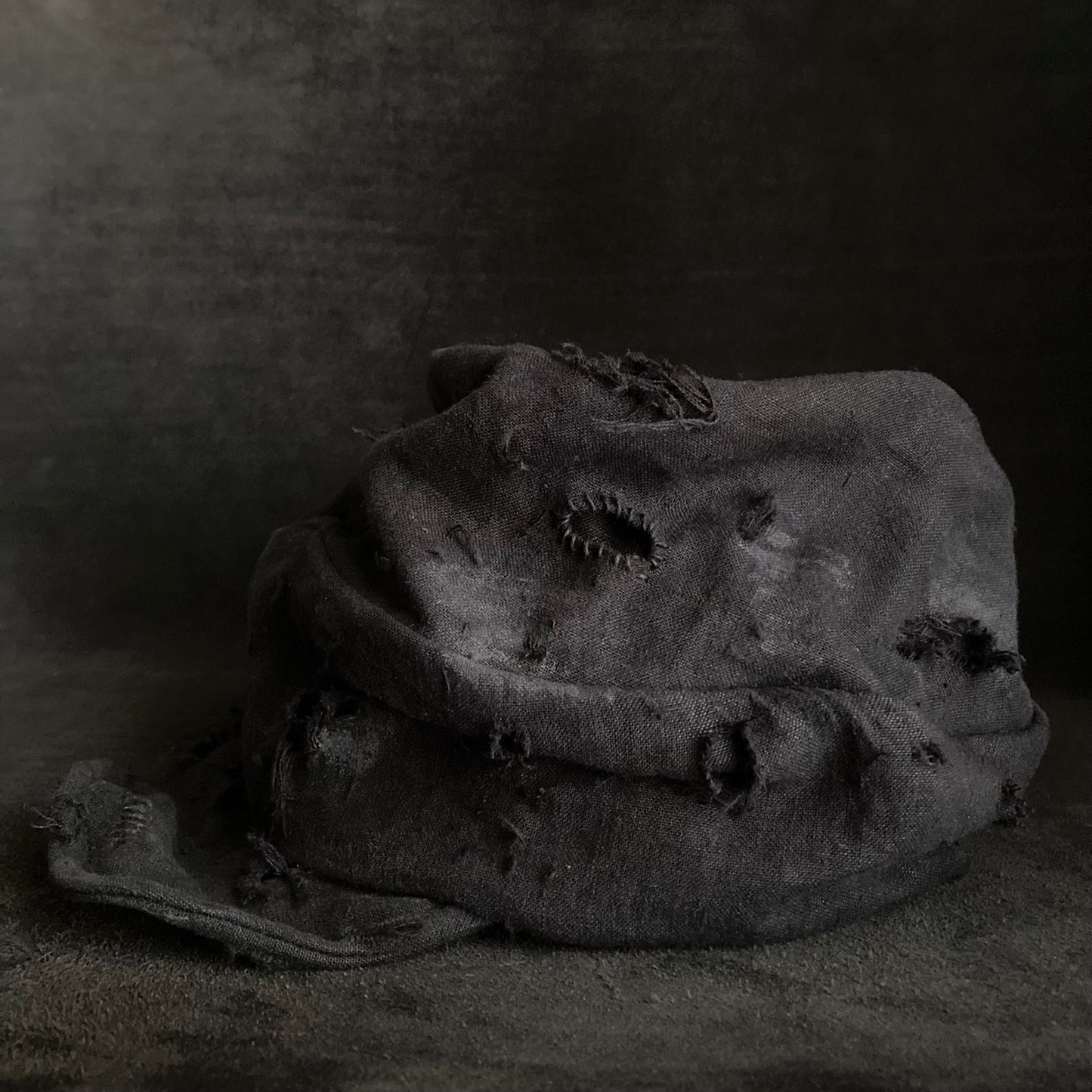 Black linen damage turn cap (brim core)