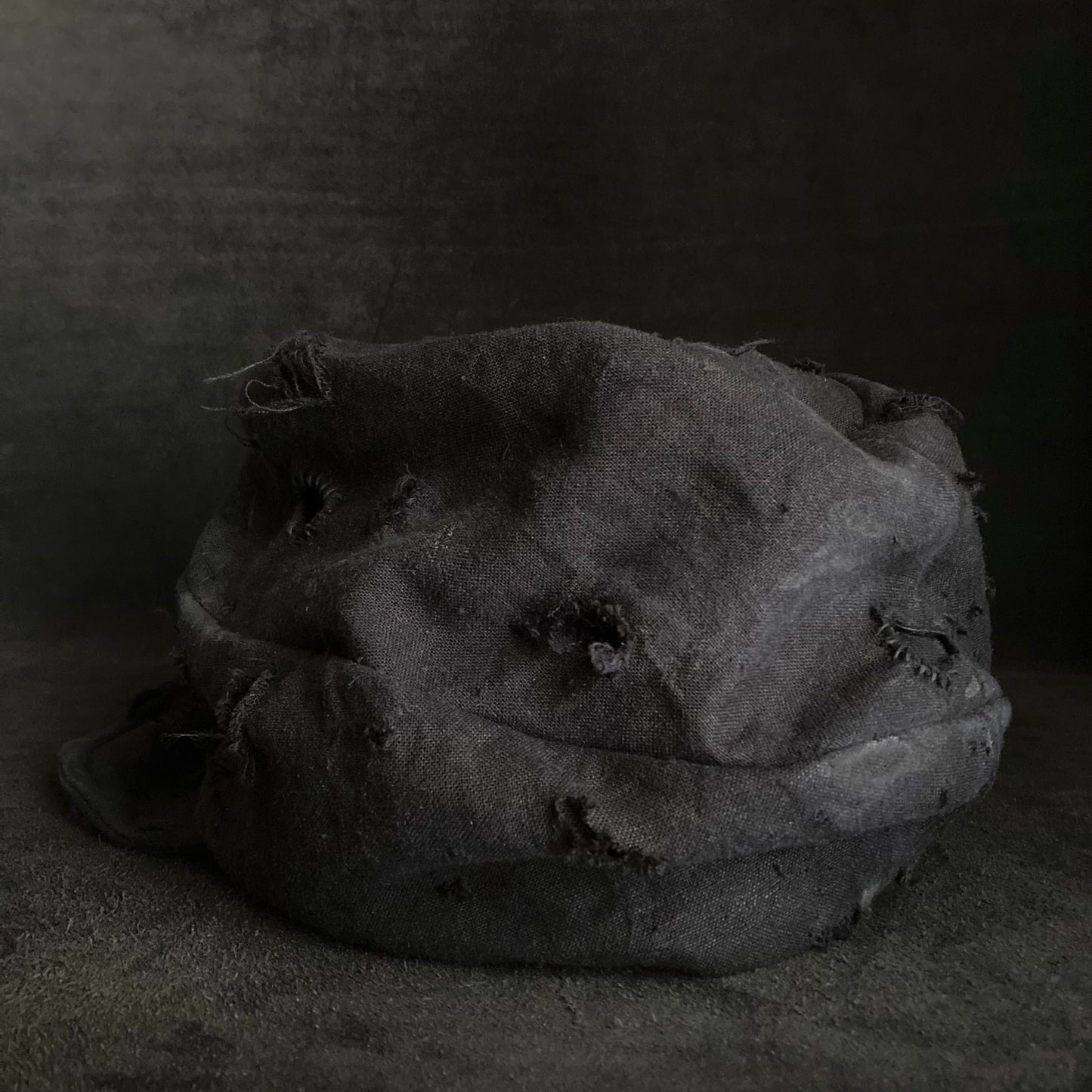 Black linen damage turn cap (brim core)