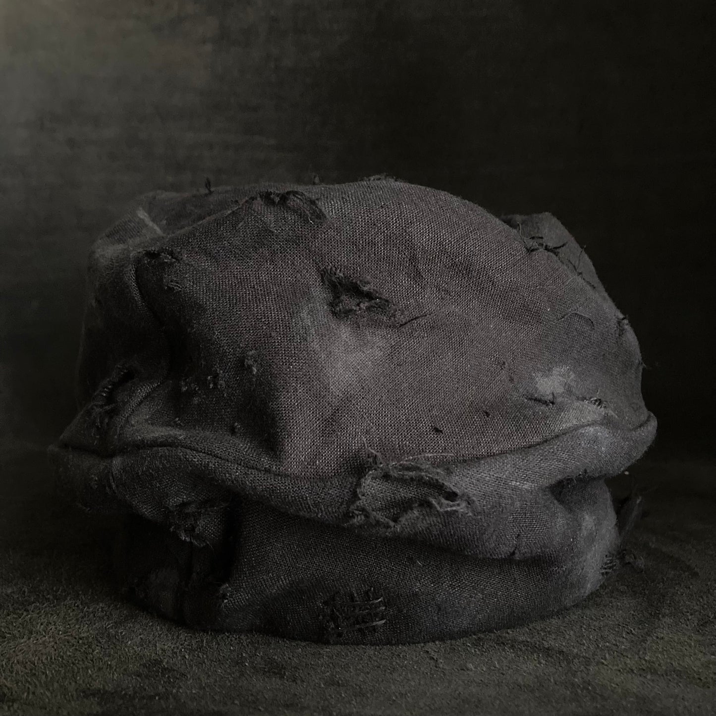 Black linen damage turn cap (brim core)