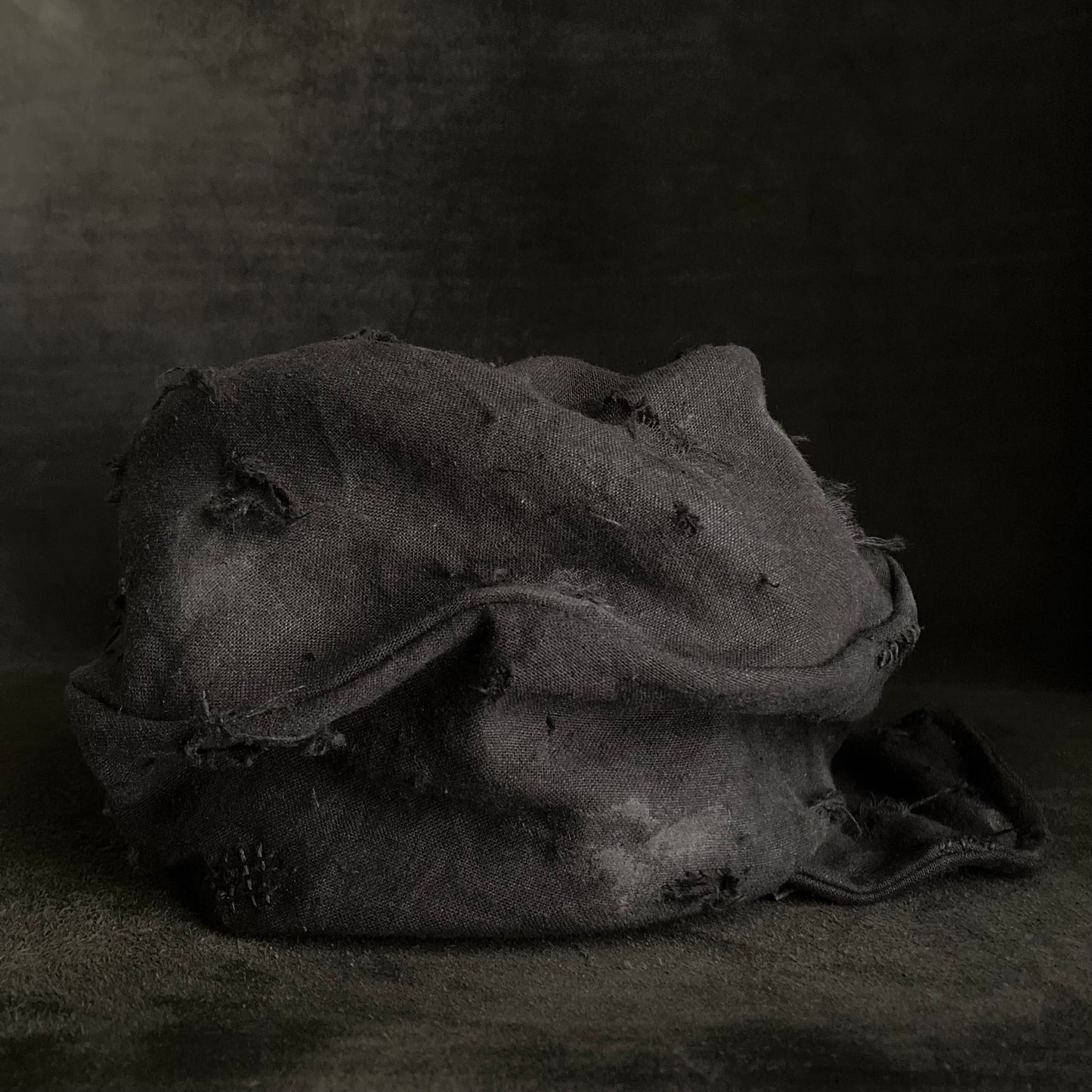 Black linen damage turn cap (brim core)