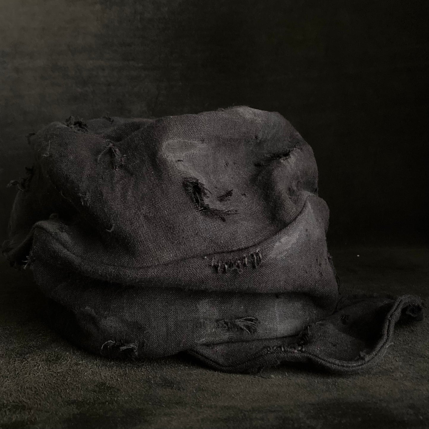 Black linen damage turn cap (brim core)