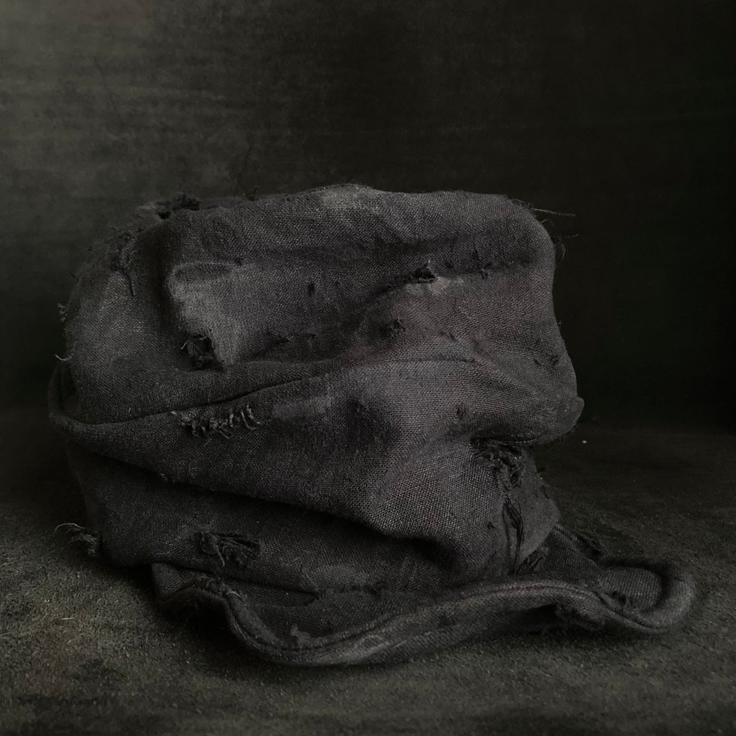 Black linen damage turn cap (brim core)