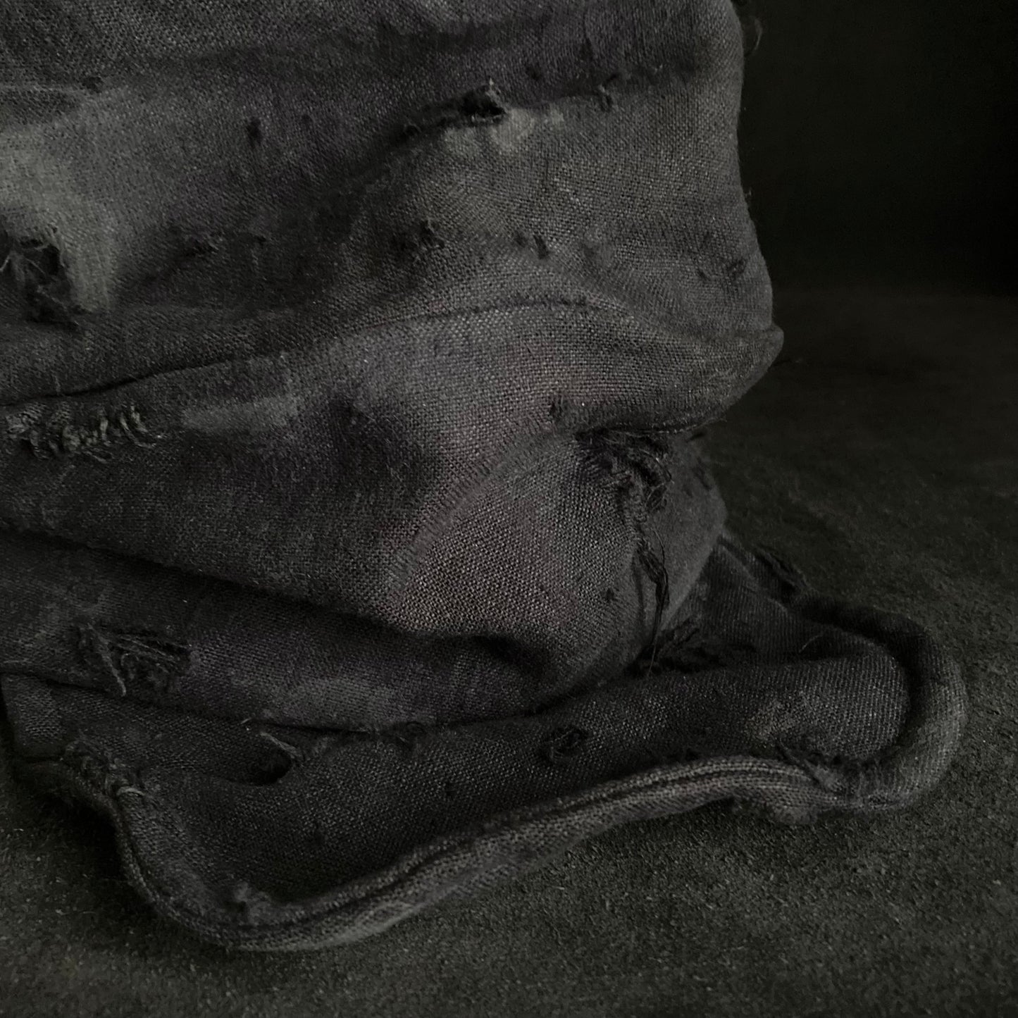 Black linen damage turn cap (brim core)