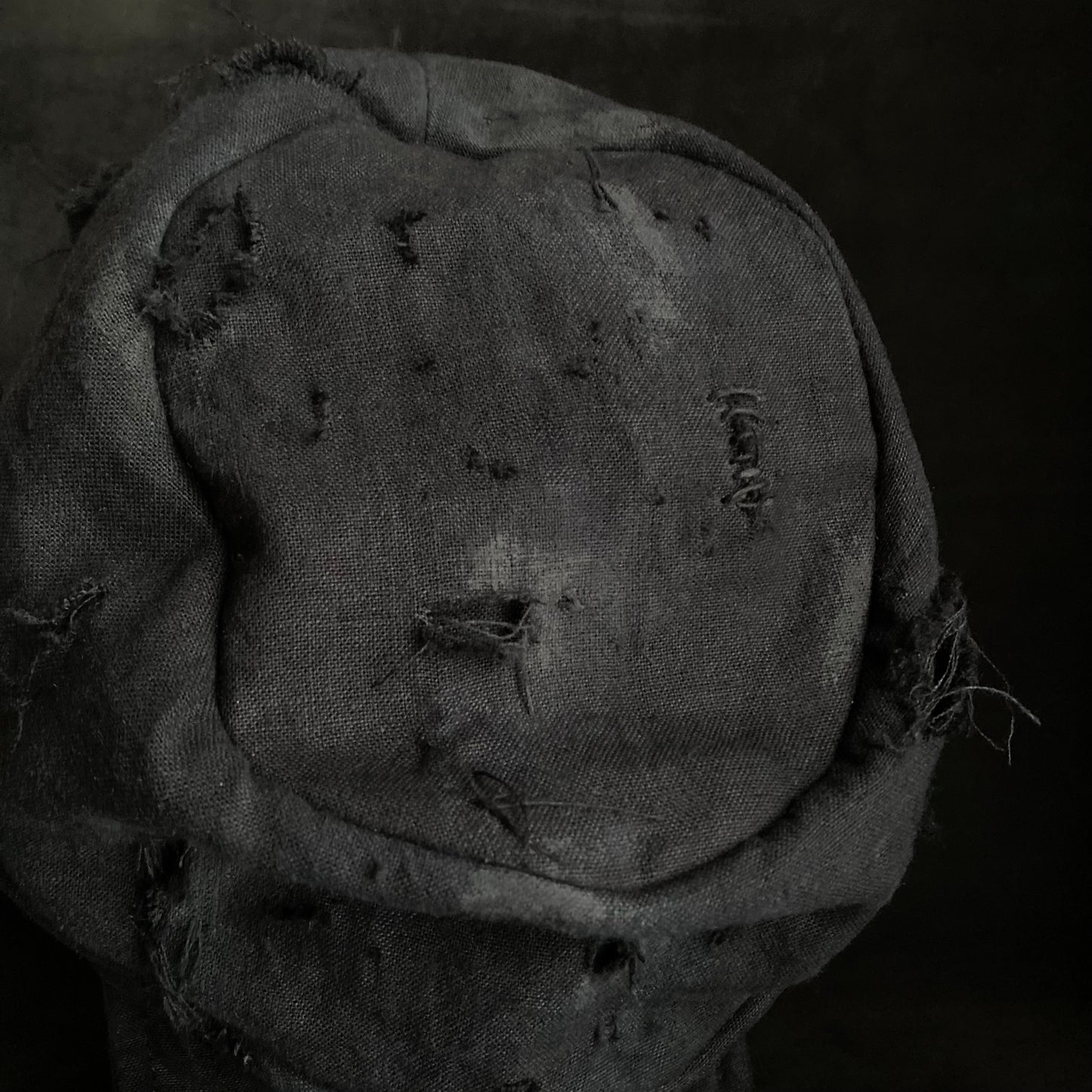 Black linen damage turn cap (brim core)