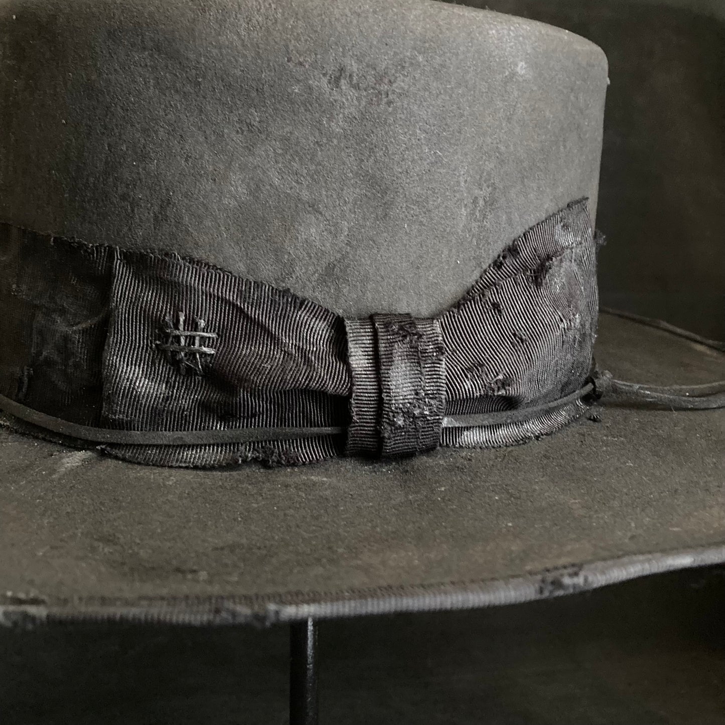 Charcoal damage grosgrain pork pie hat